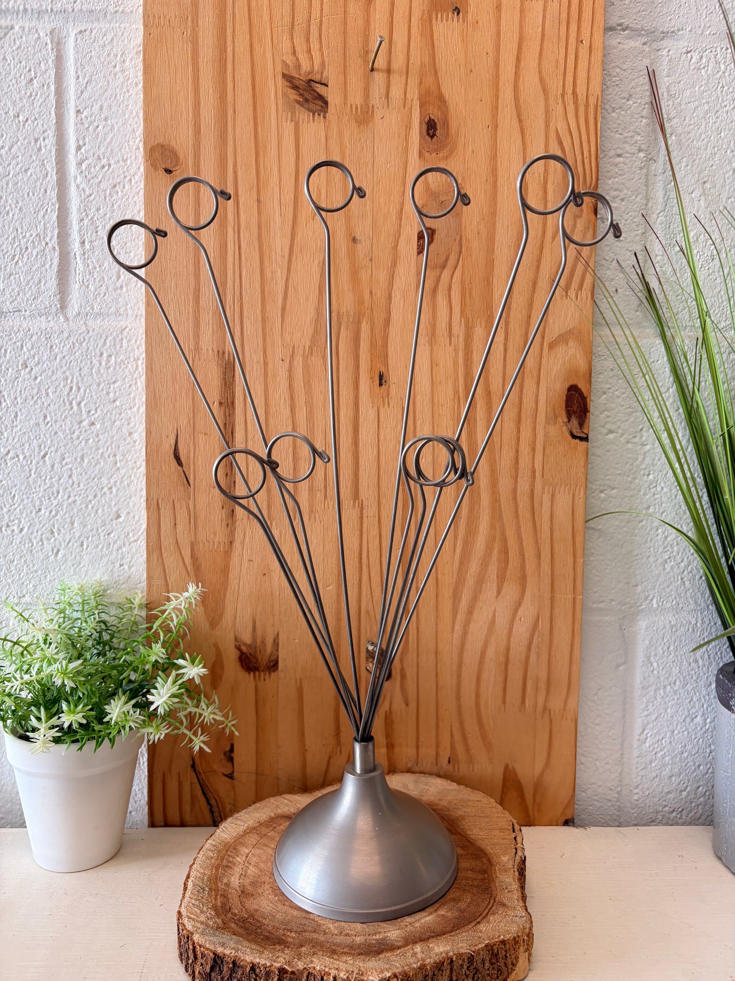 Metal Wire Photo Display Stand (Local Pick Up Only)
