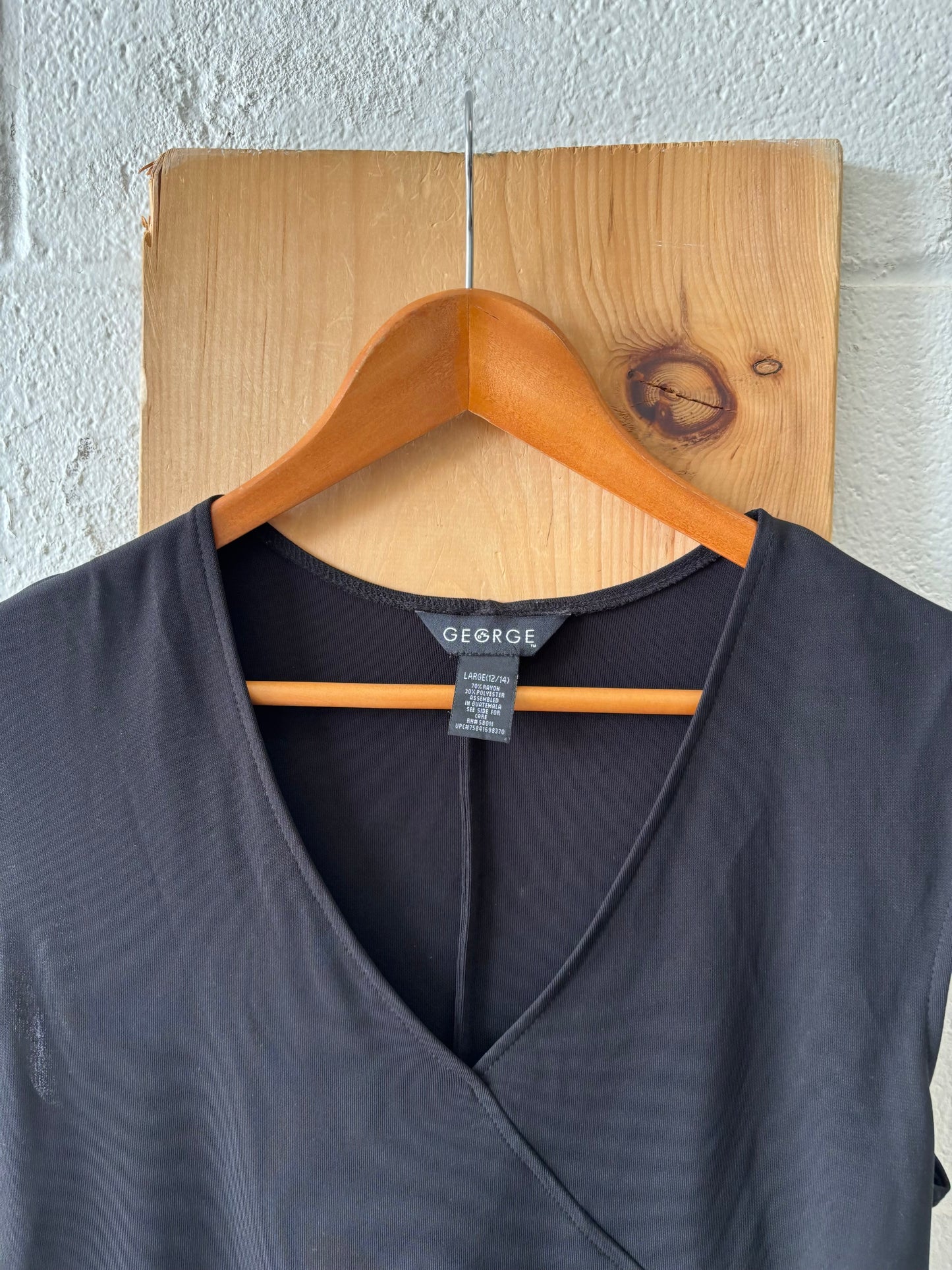 Black Sleeveless Top : L