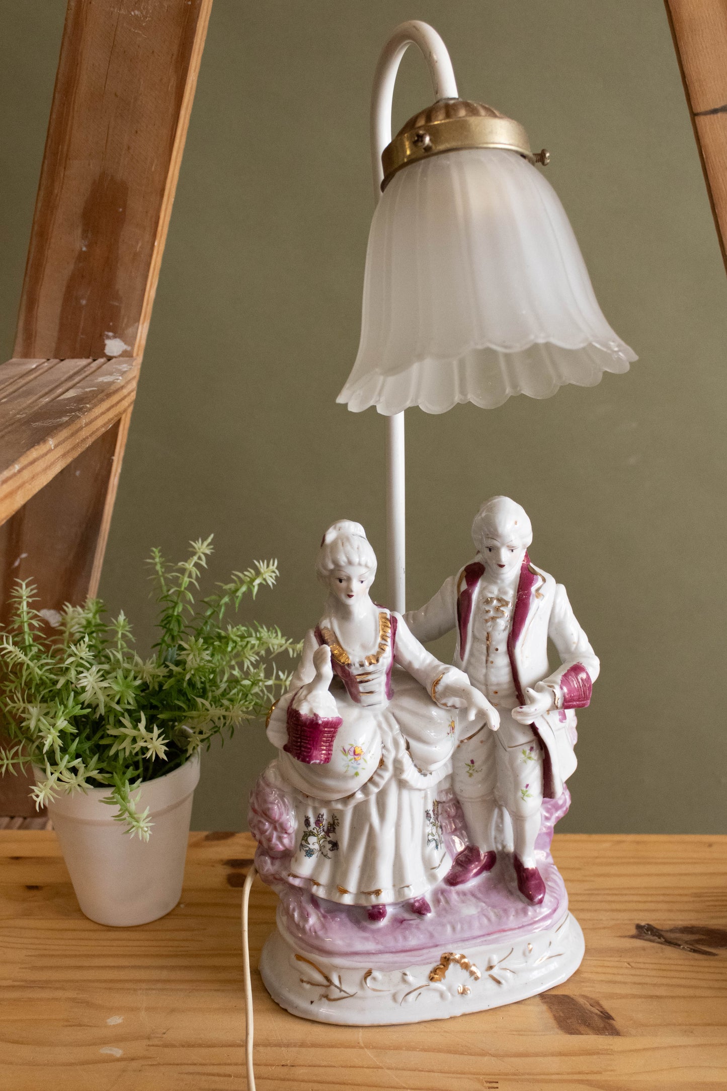 Vtg Victorian Man and Woman Lamp (Local Pick Up Only)