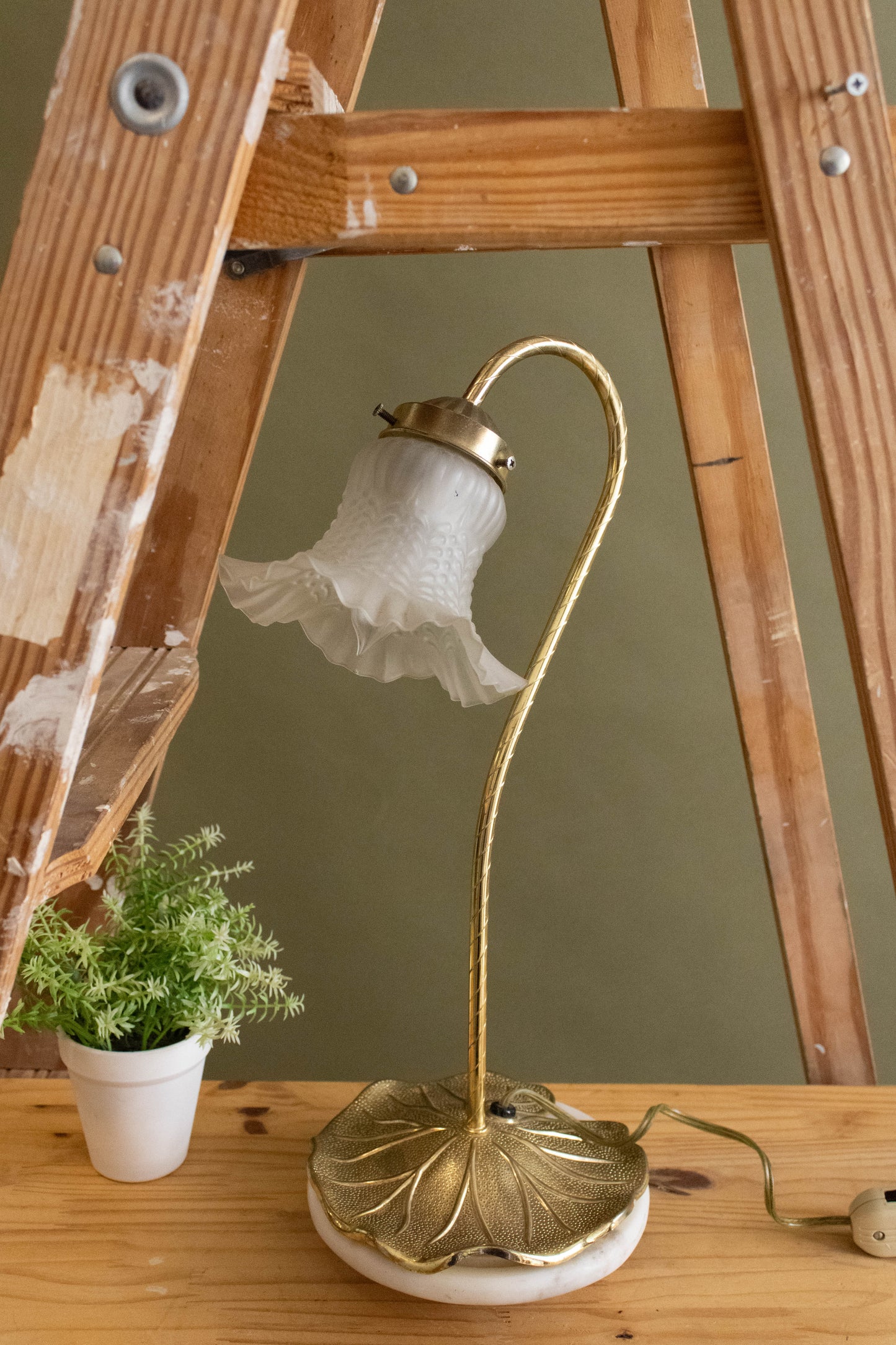 Vtg Brass Lily Pad Desk Lamp (Local Pick Up Only)