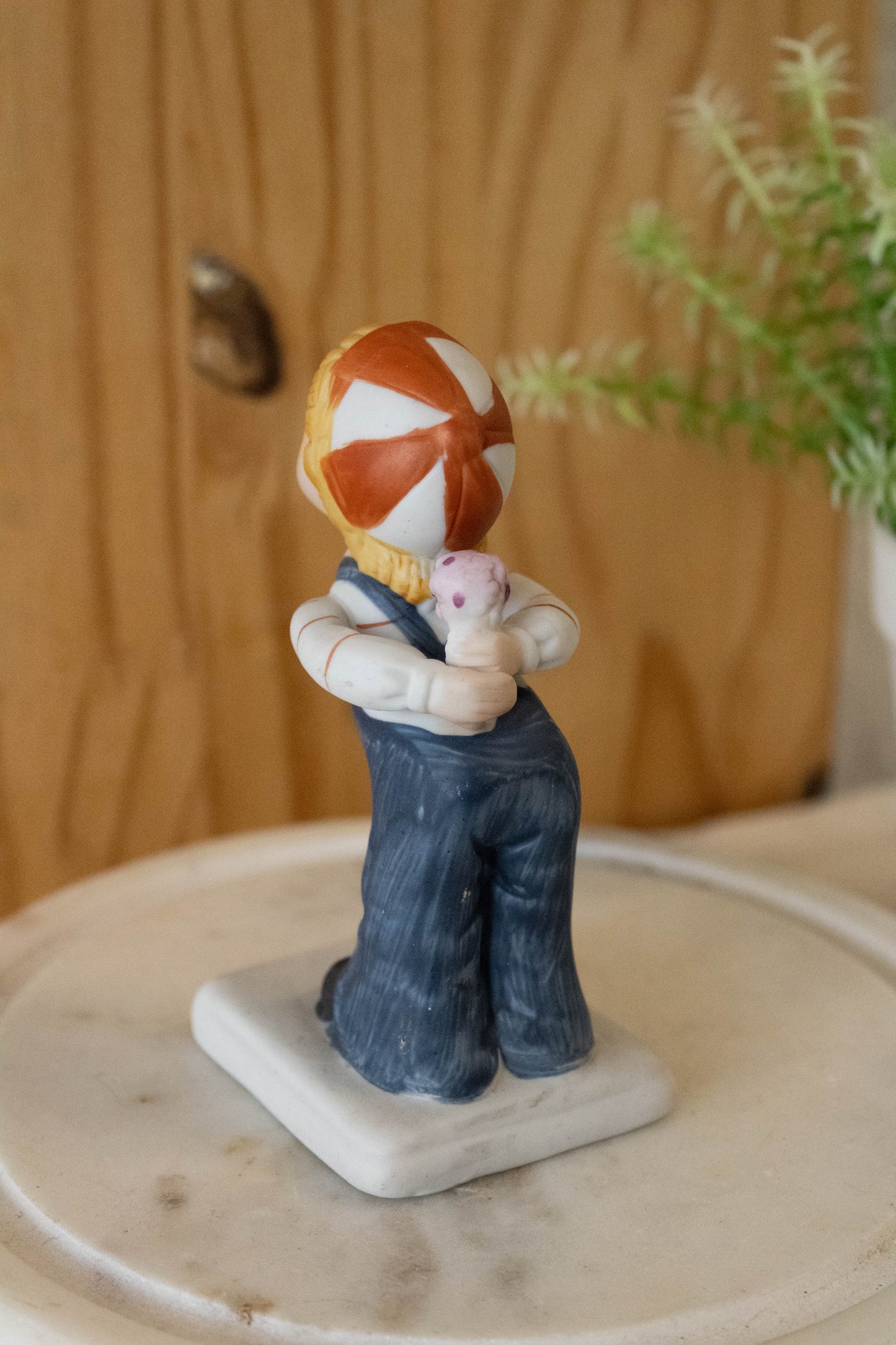 Vtg Kissing Girl Figurine