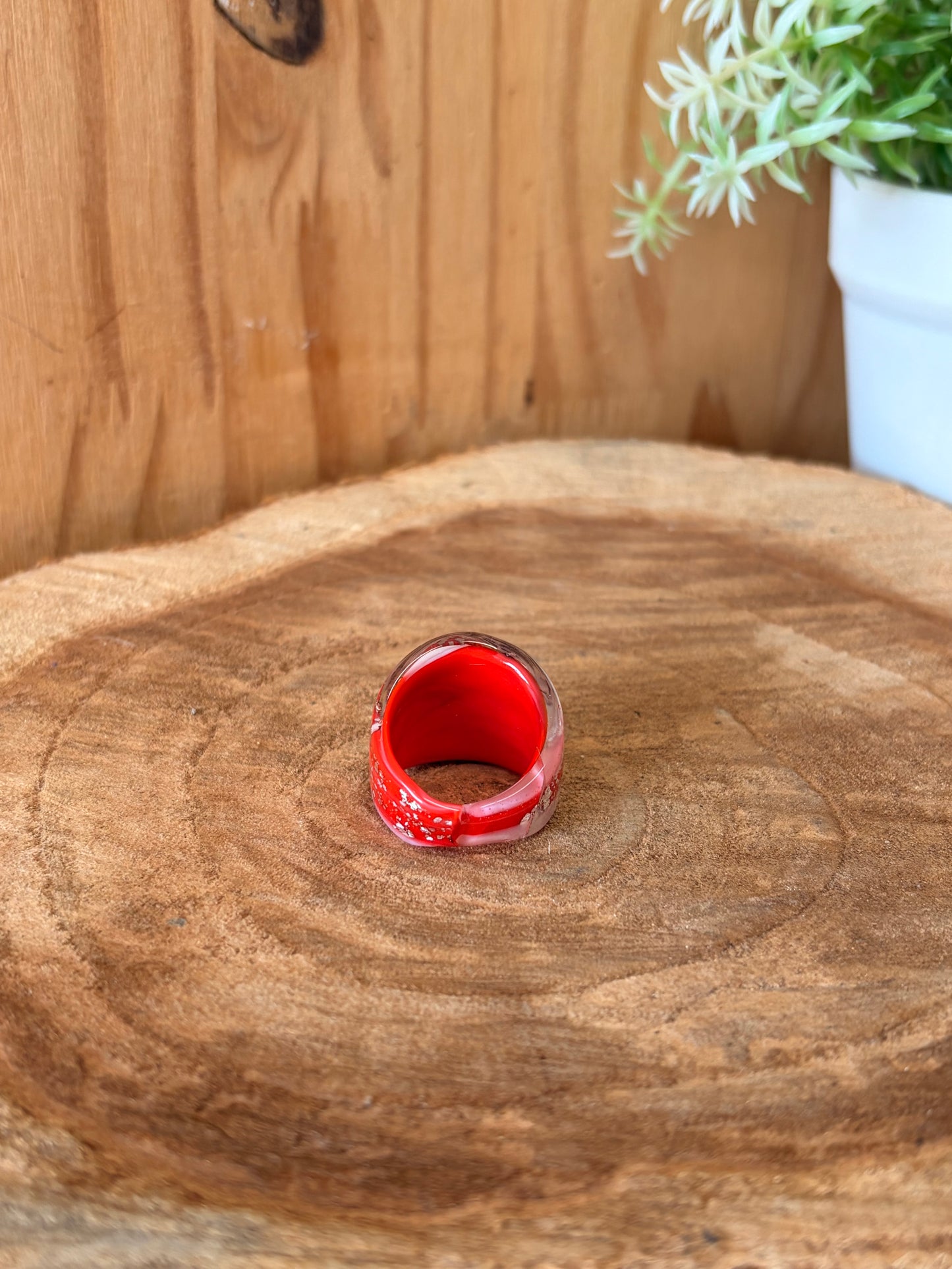 Red & Silver Flaked Glass Ring : Size 6