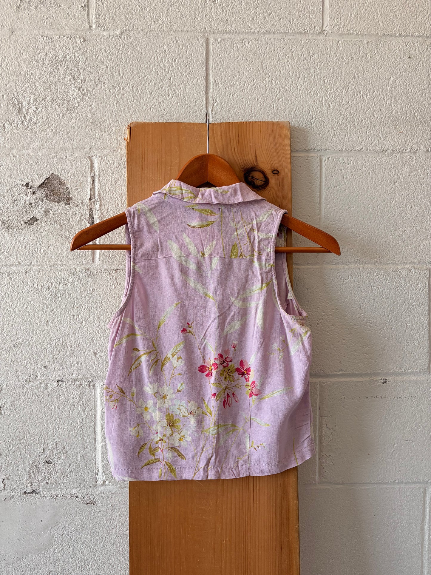 Sleeveless Purple Floral Button Up Blouse : S