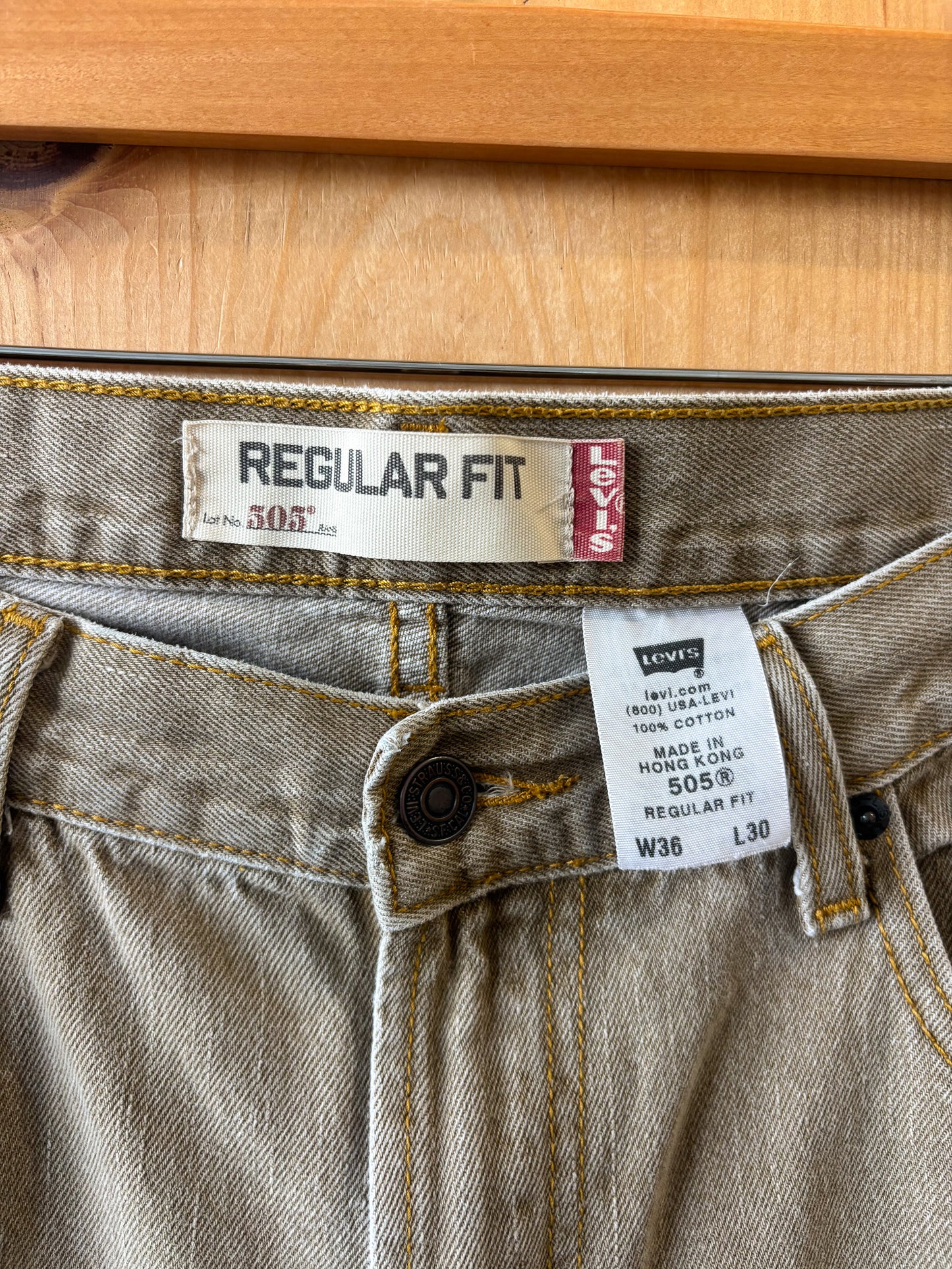 Khaki Levi's 505's : 35"W