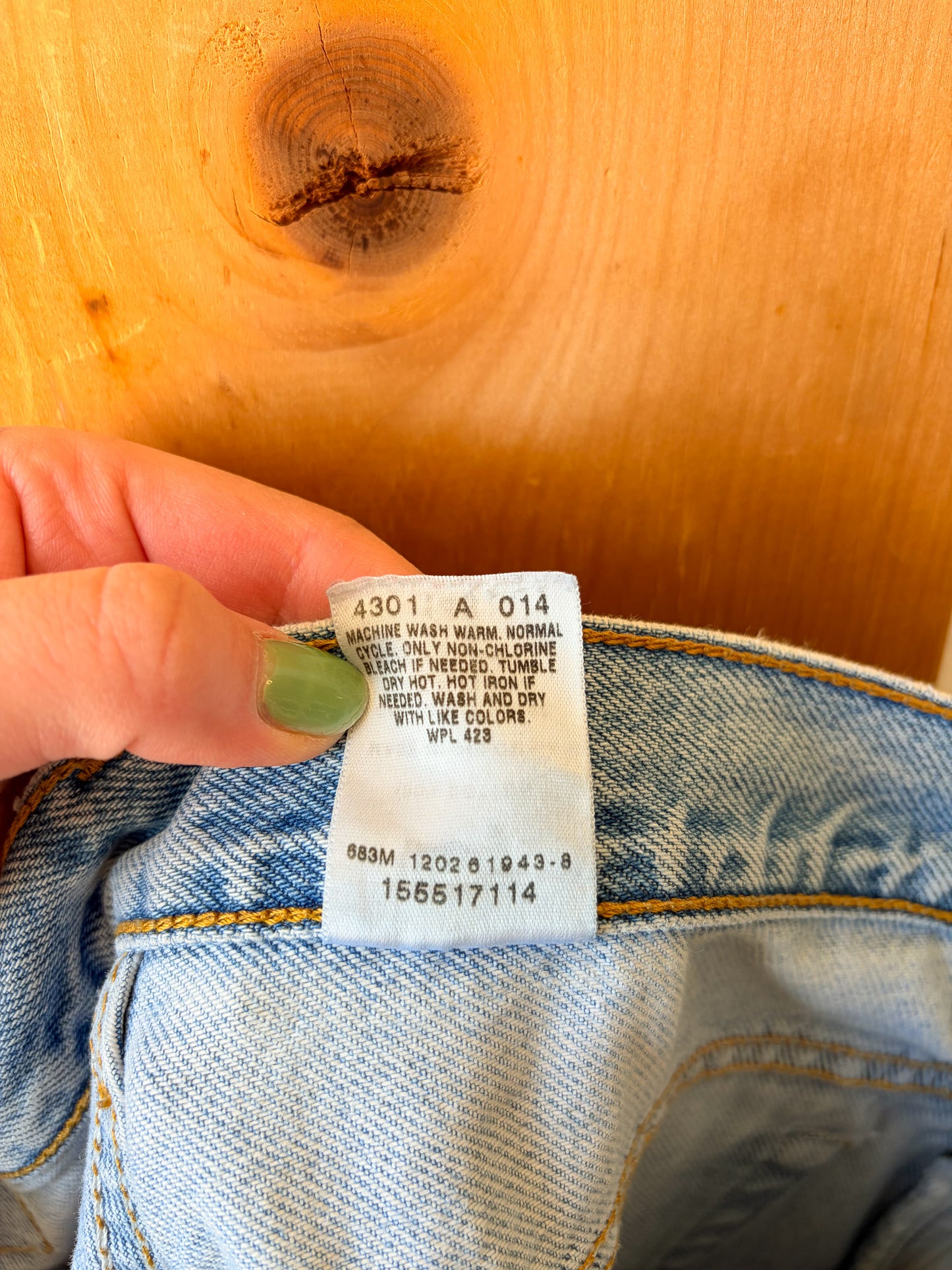 Vtg Light Wash Levi 550s : 32” W