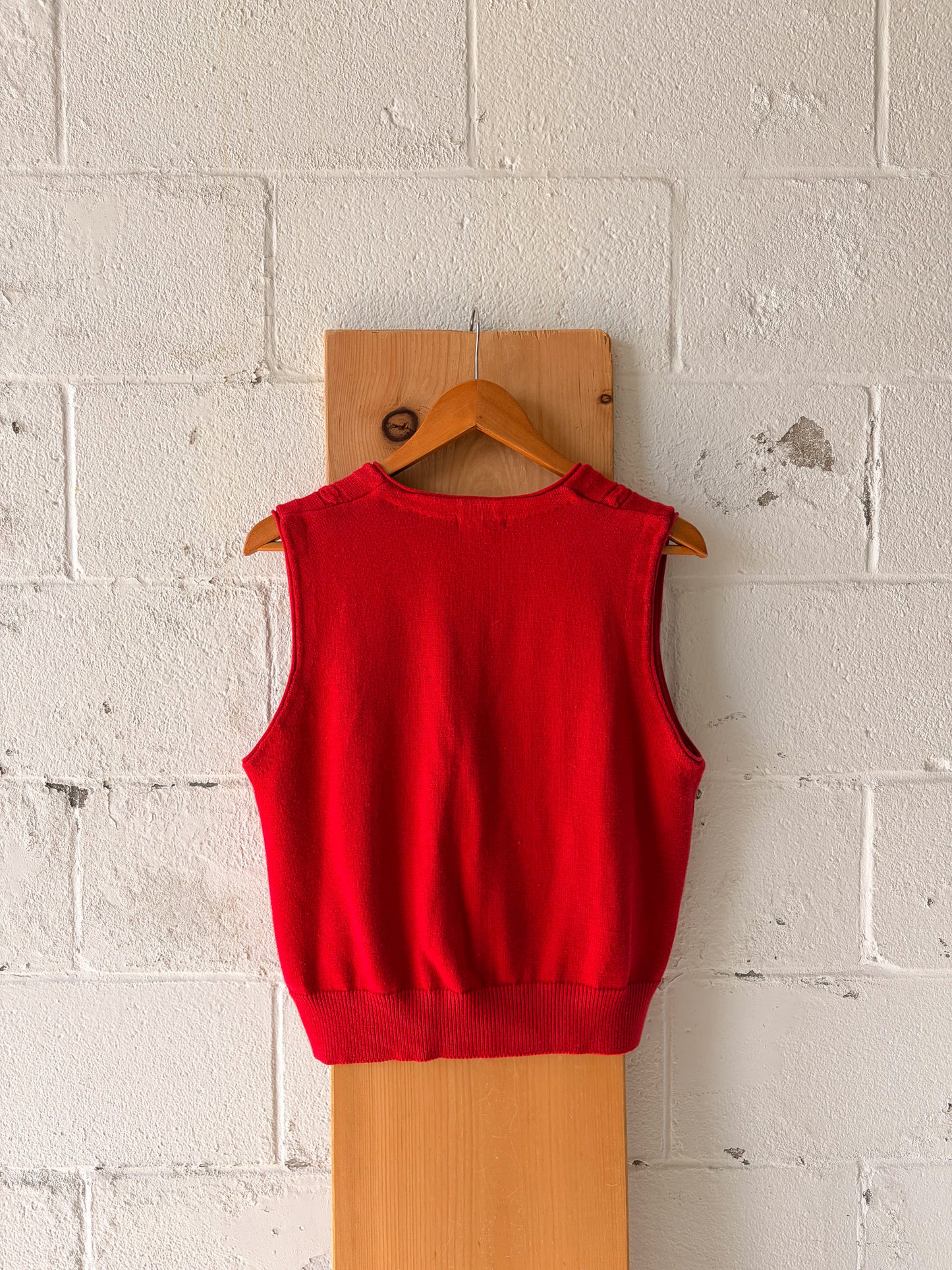 Red Sweater Vest : L