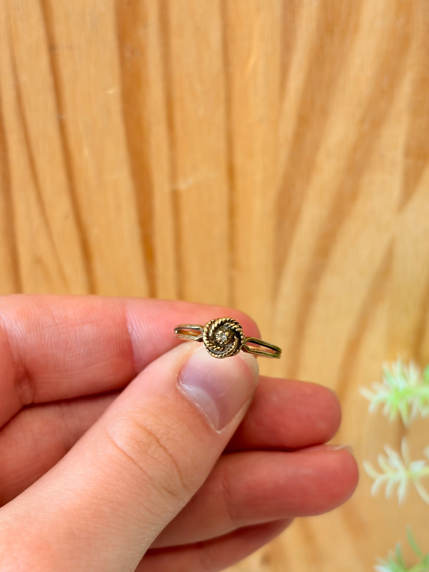 Gold Rosette Ring : Size 6