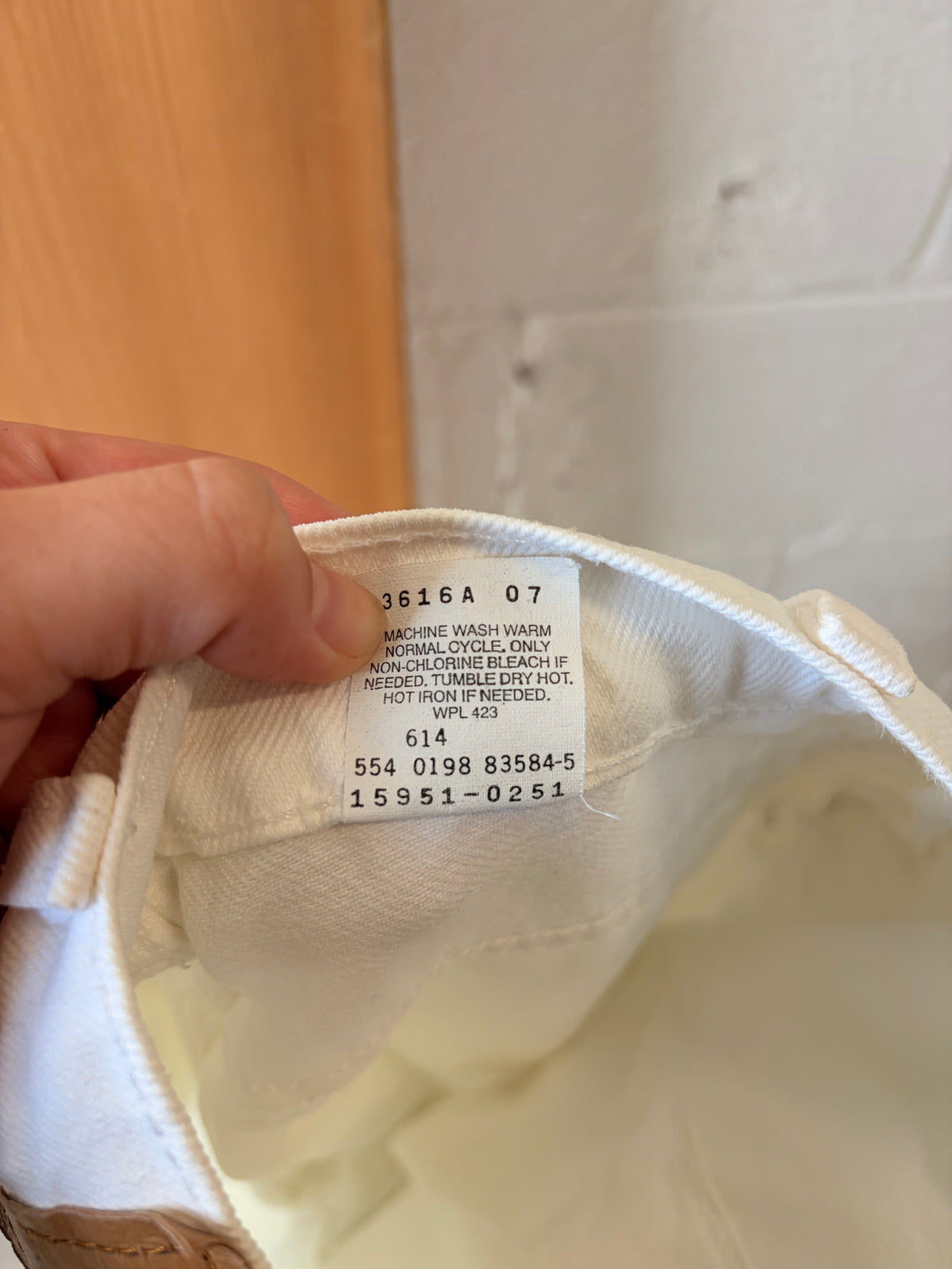 ‘98 White Orange Tab Levi’s : 10 Med