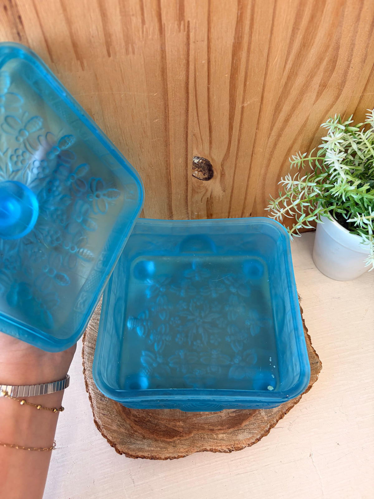 Vtg Indiana Glass Tiara Frosted Blue Etched Bee Box (Local Pick Up Only)