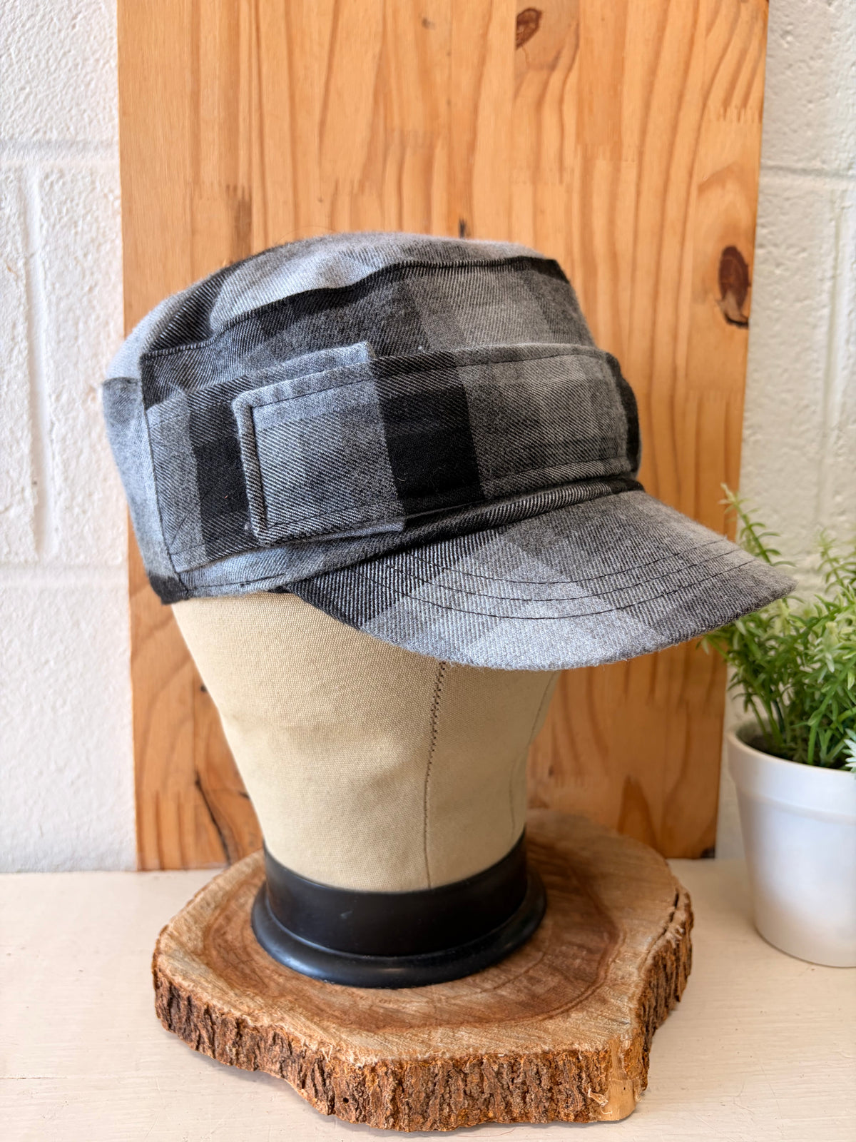 Black & Gray Plaid Newsboy Cap : OS