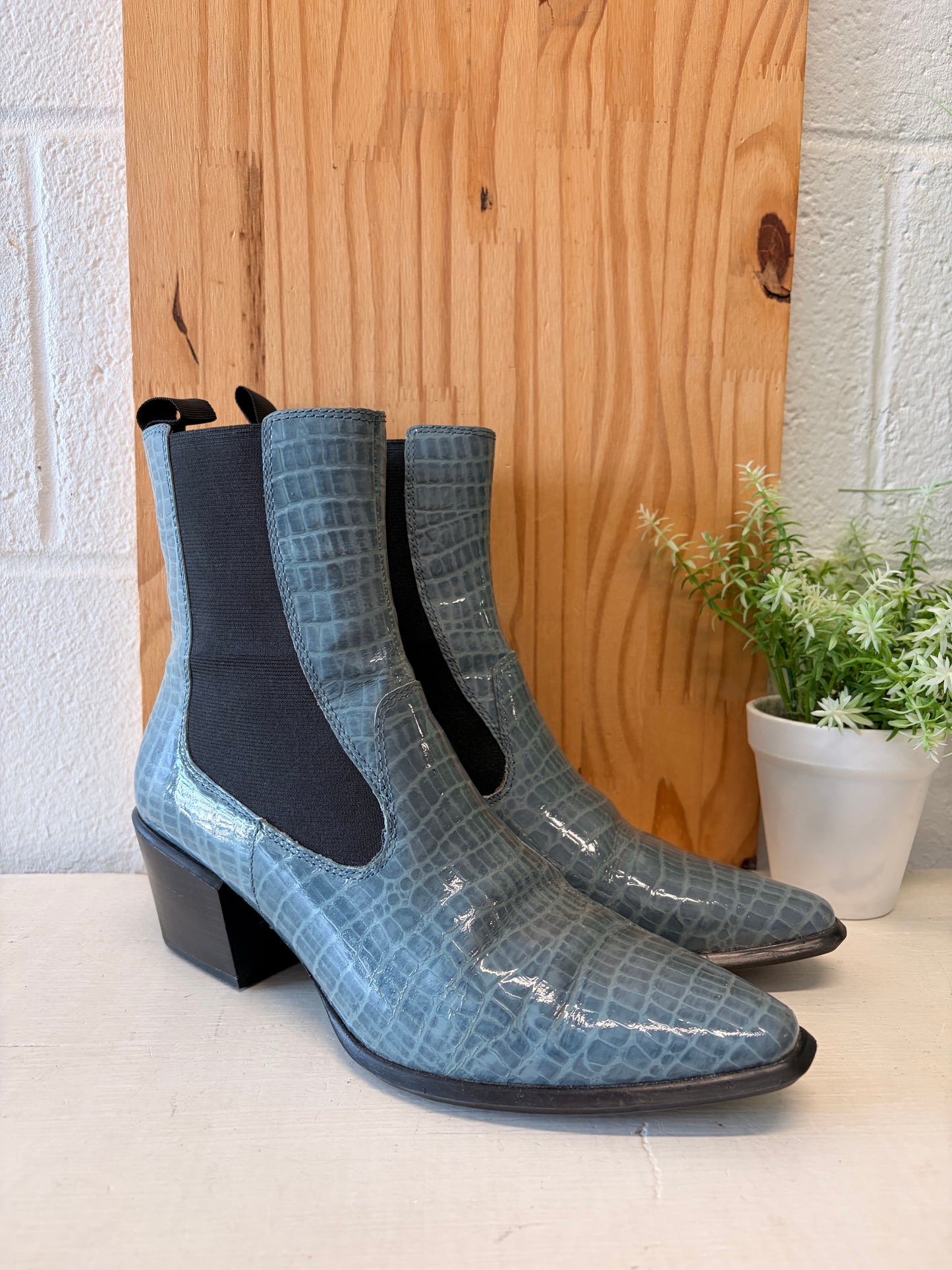 Vagabond Textured Blue Leather Boots : EU 38
