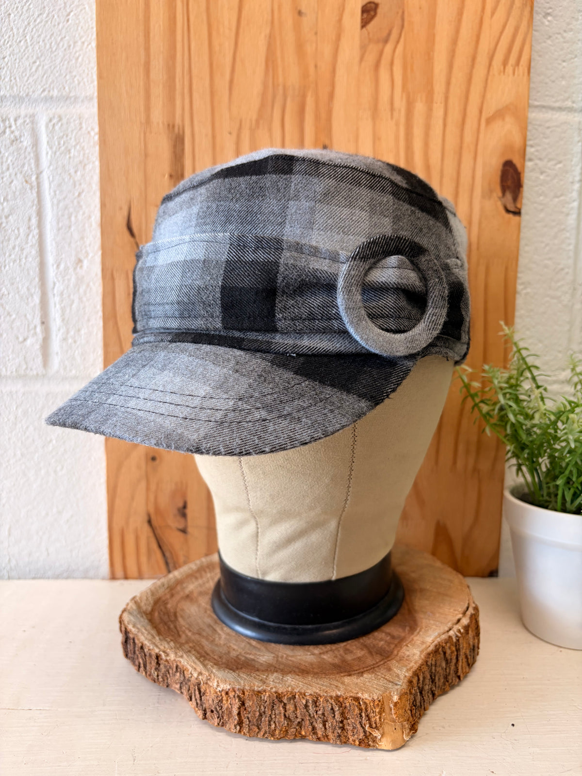 Black & Gray Plaid Newsboy Cap : OS