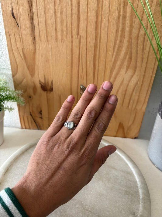 925 Sterling Silver Mother of Pearl Ring : U.S. 7.5