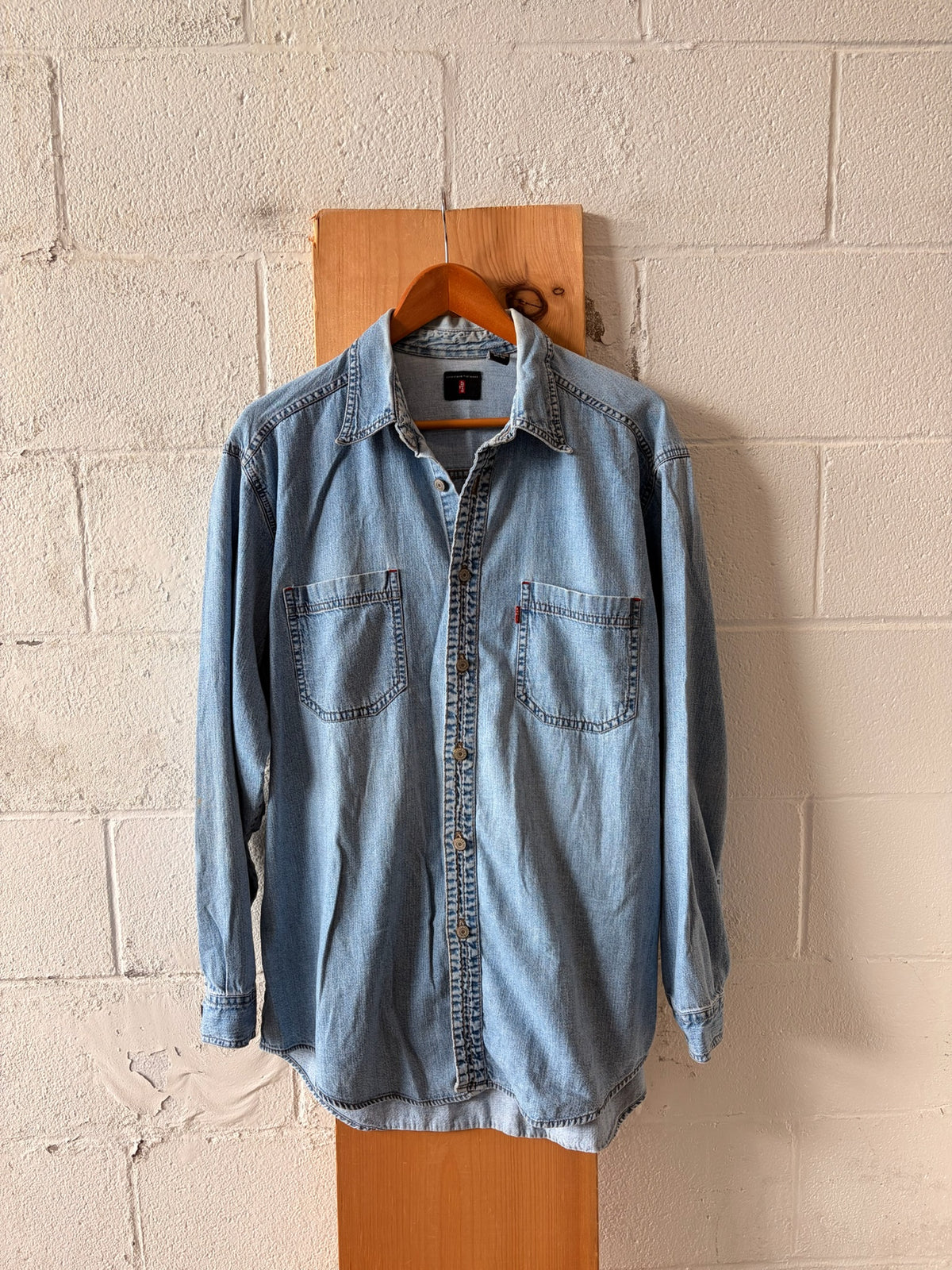 Levi’s Denim Button Down : L