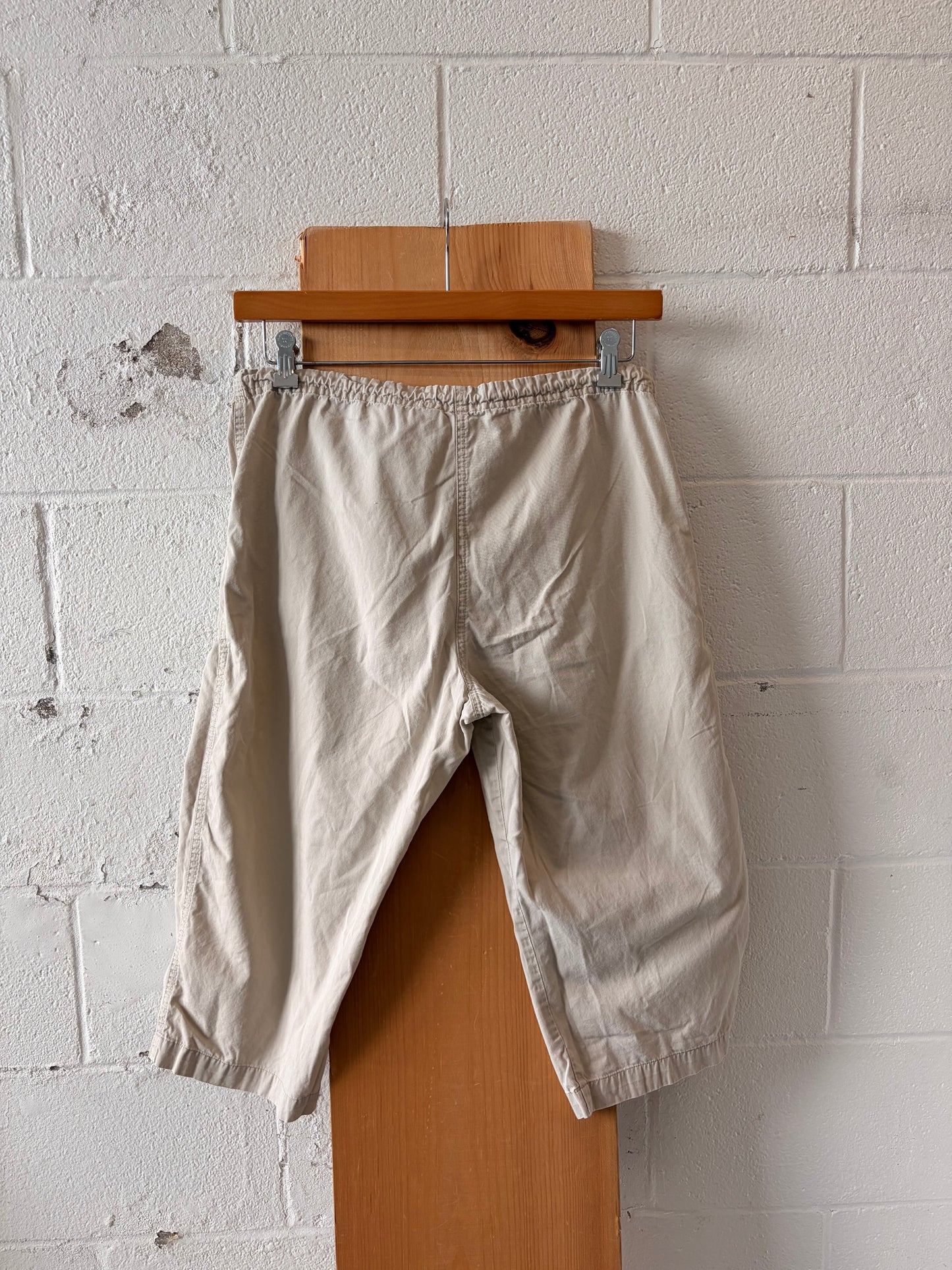 Khaki Bill Blass Capris : M