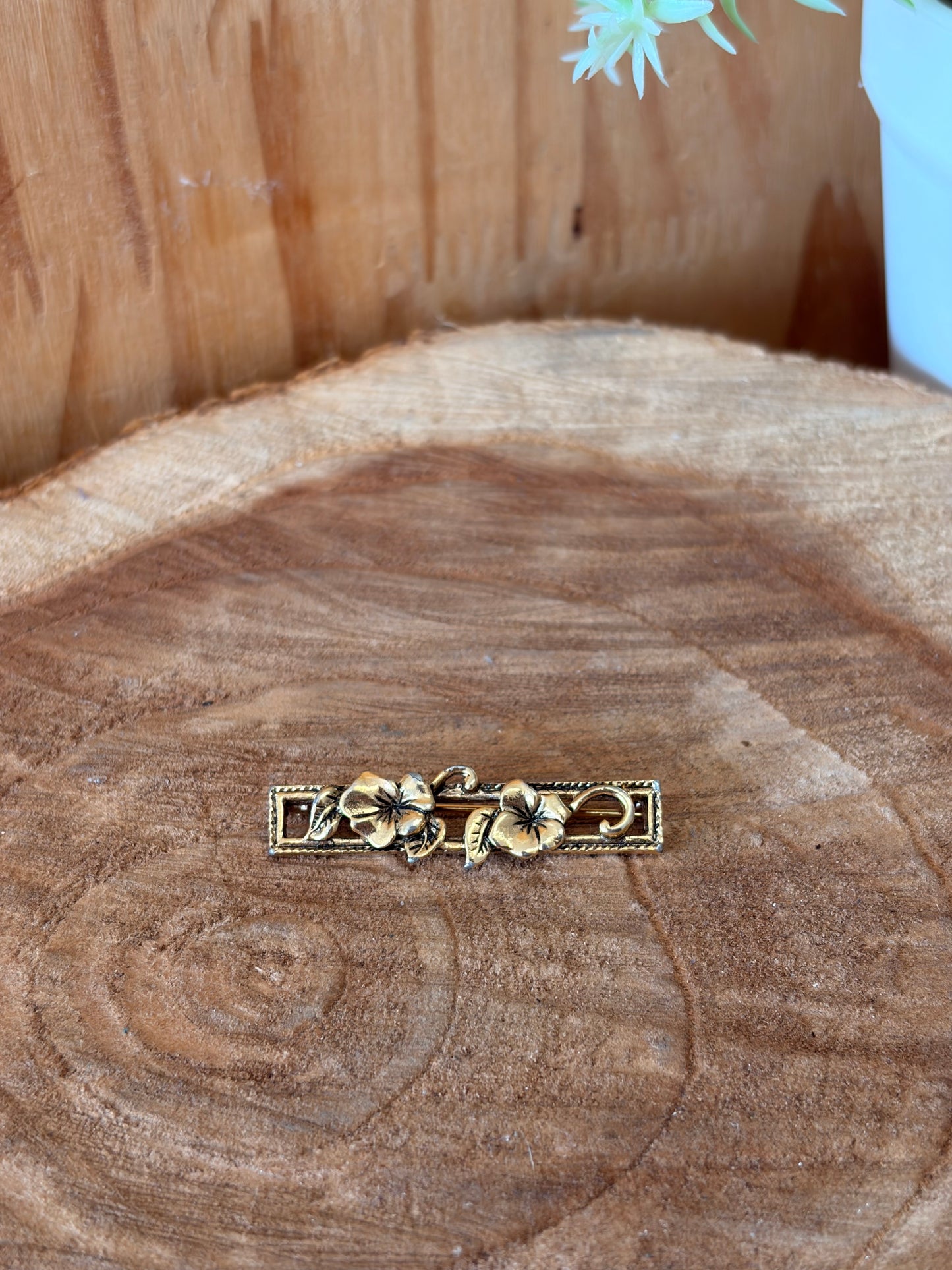 Vtg Avon Flower Brooch