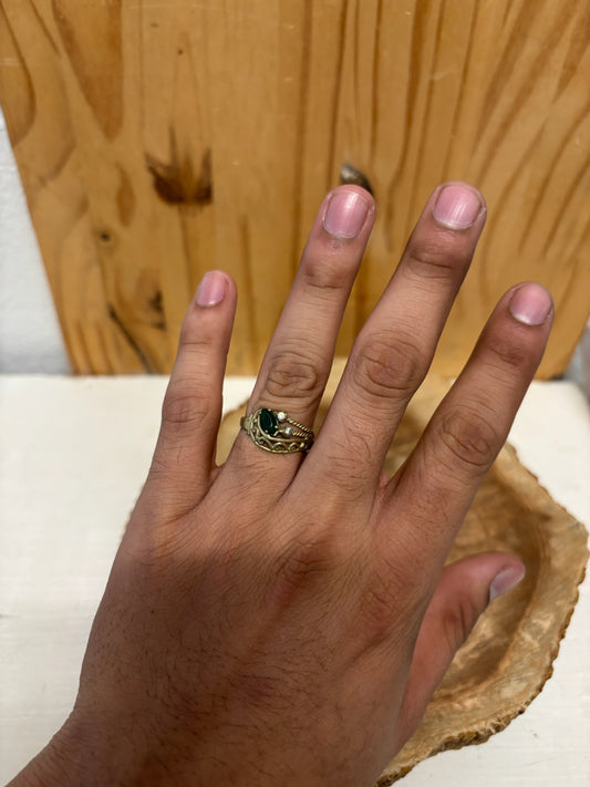 14K Gold & Green Stone Ring : 7.5