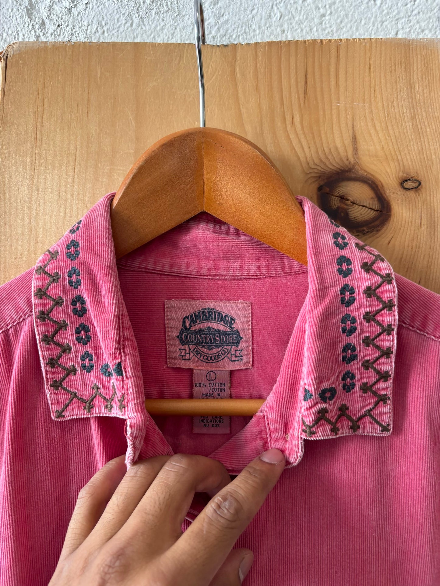 Embroidered Button Up : L
