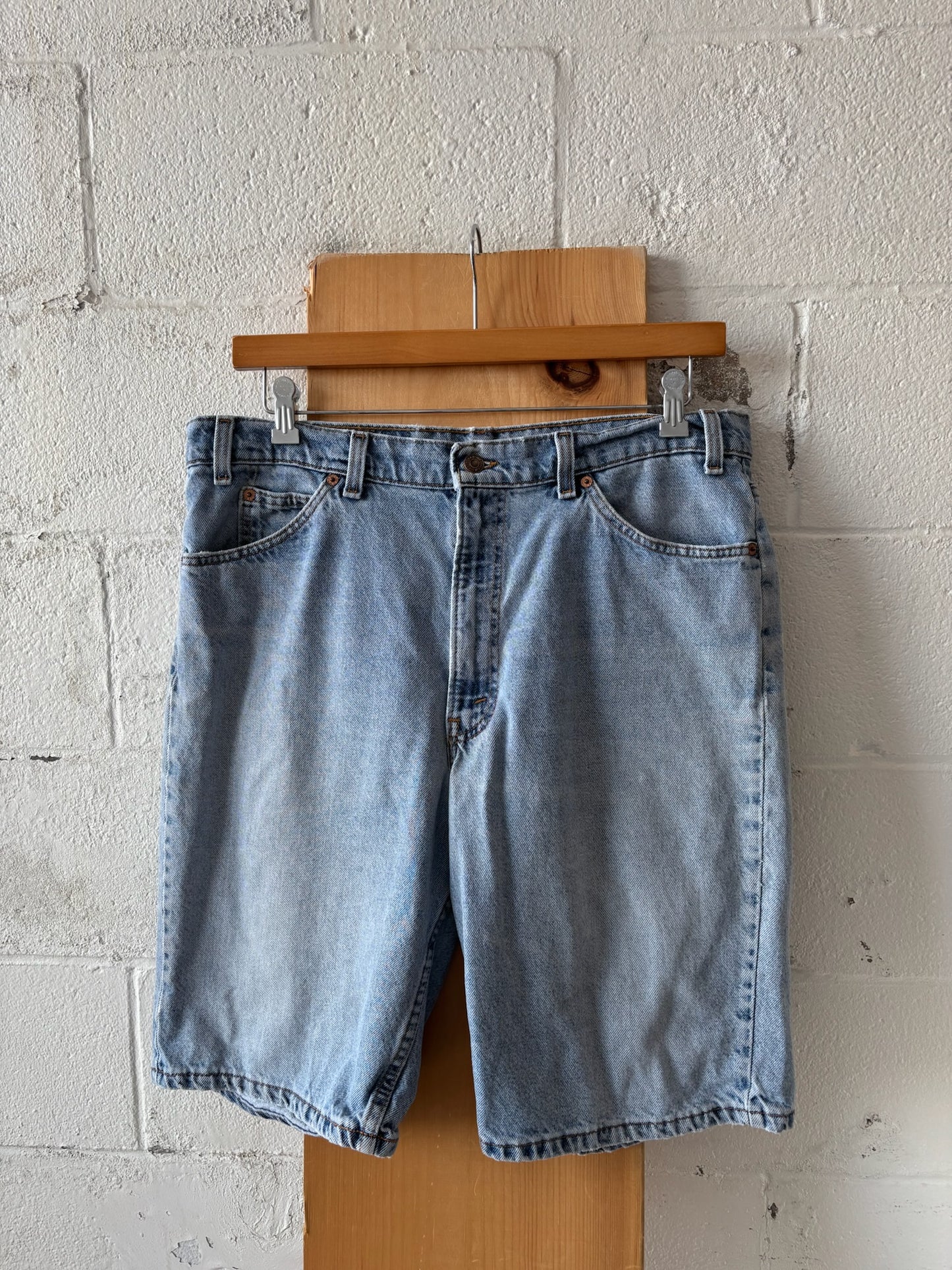 Vtg Levi’s Denim Shorts : 36” W