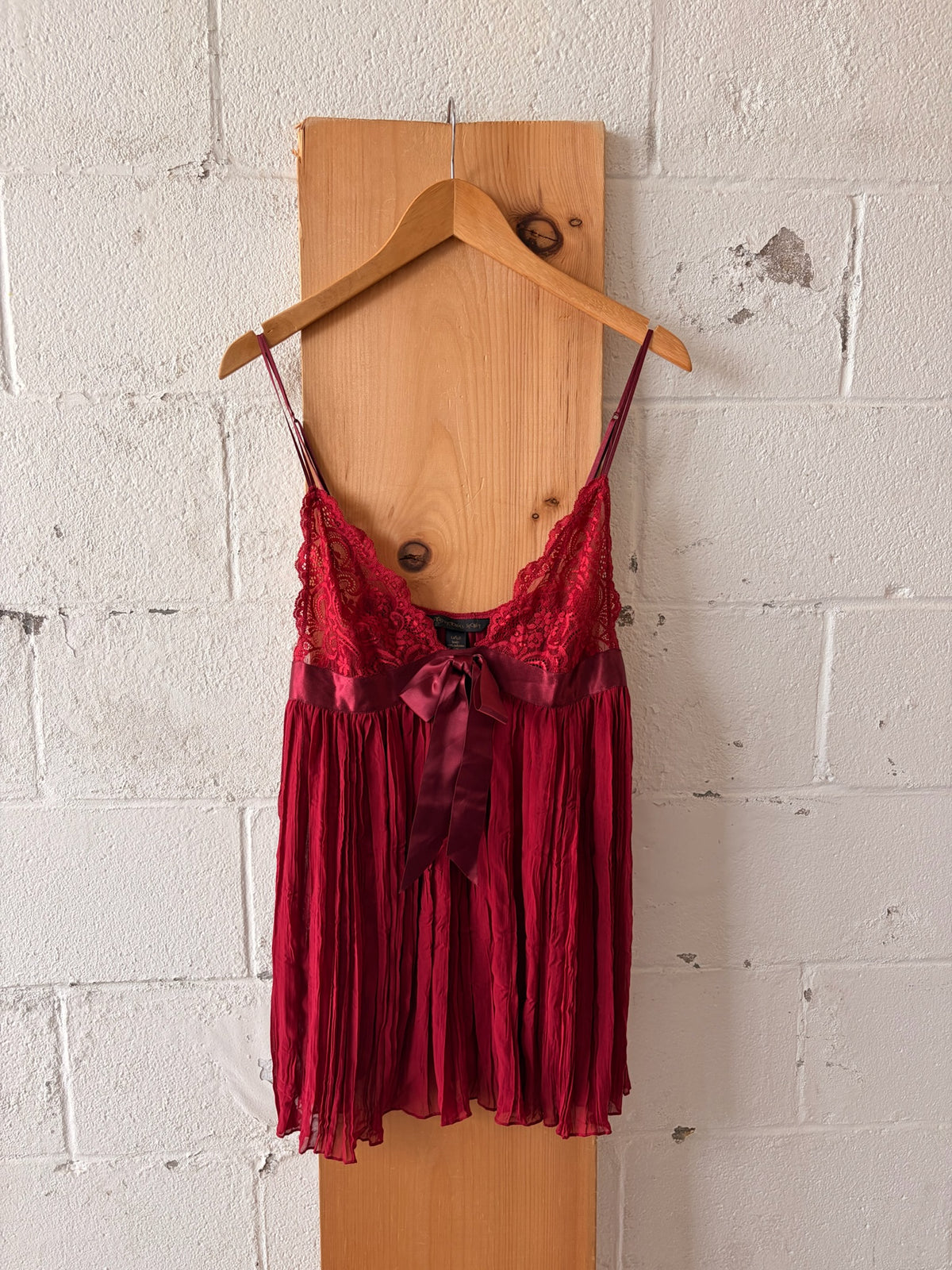 Victoria’s Secret Burgundy Bow Chemise : L