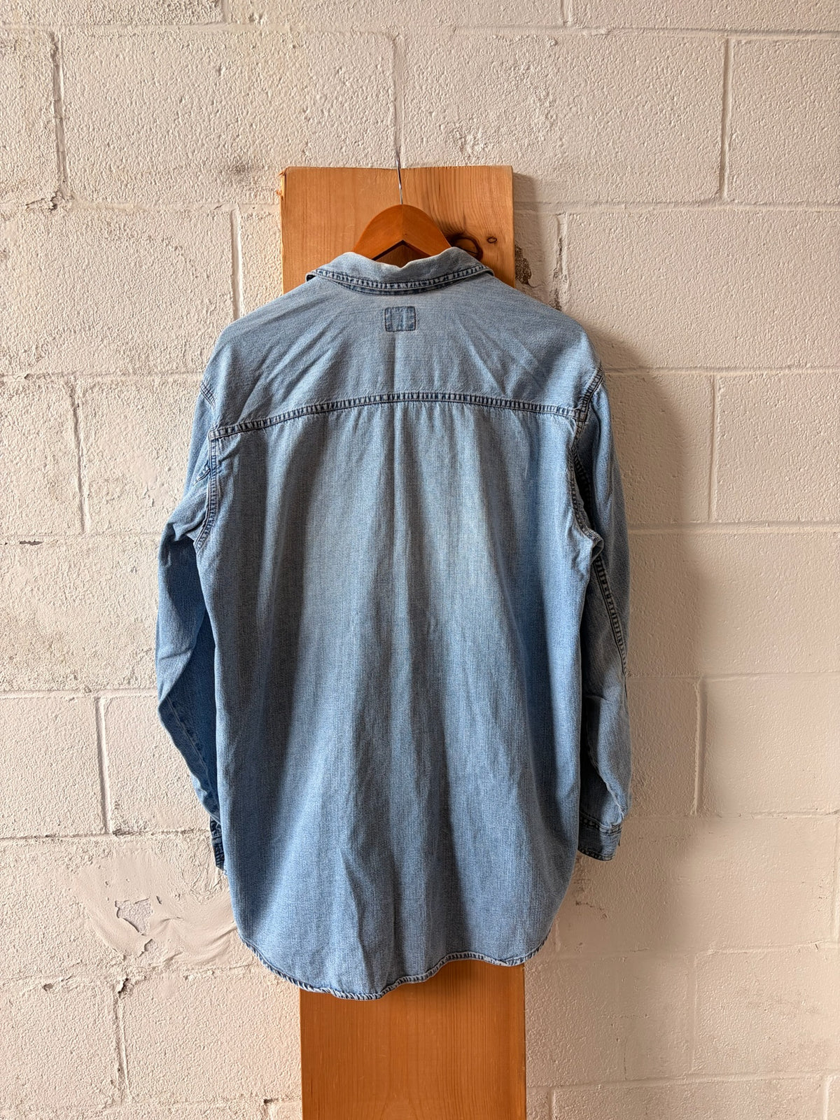 Levi’s Denim Button Down : L