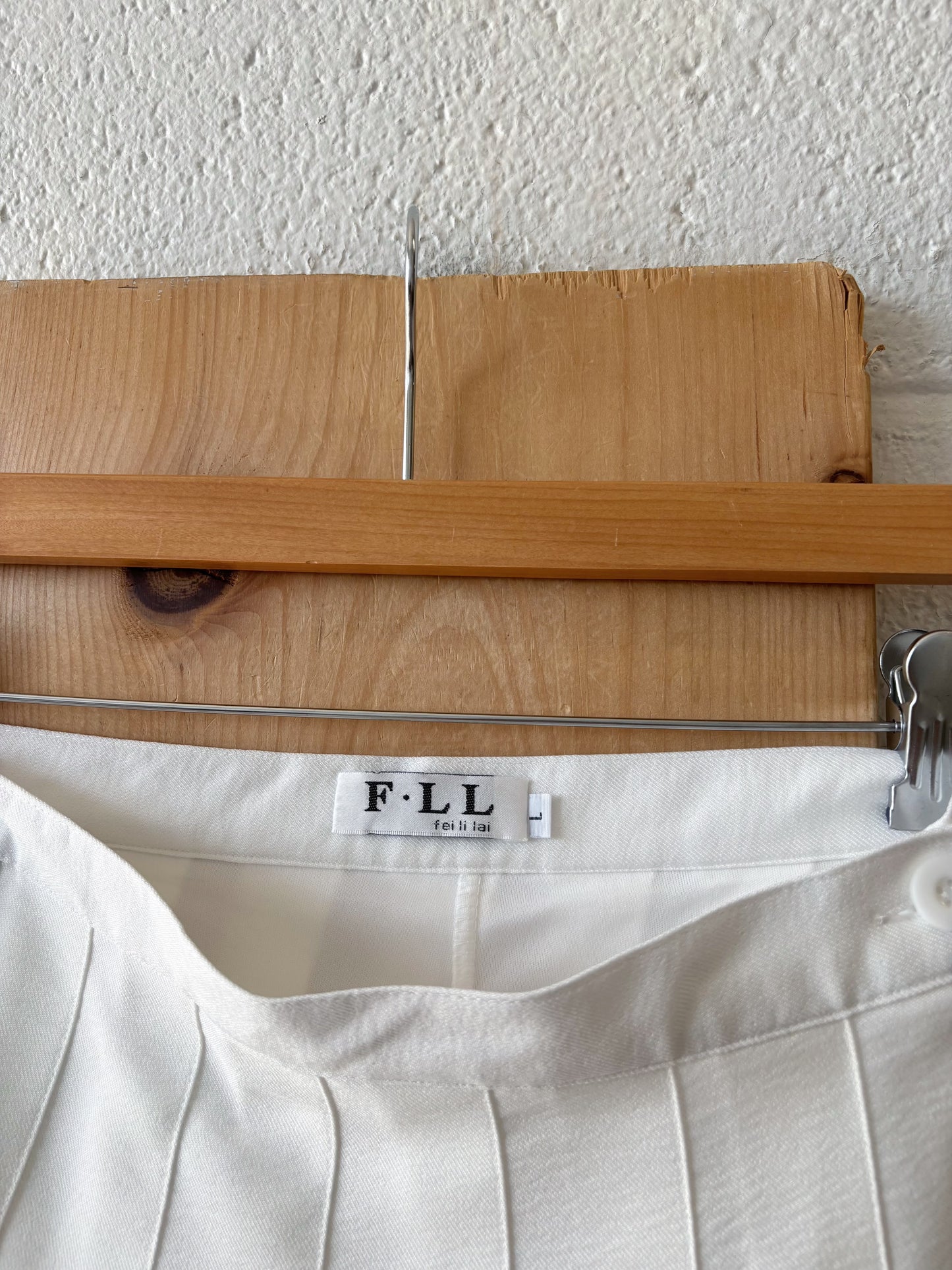 Pleated White Skirt : L