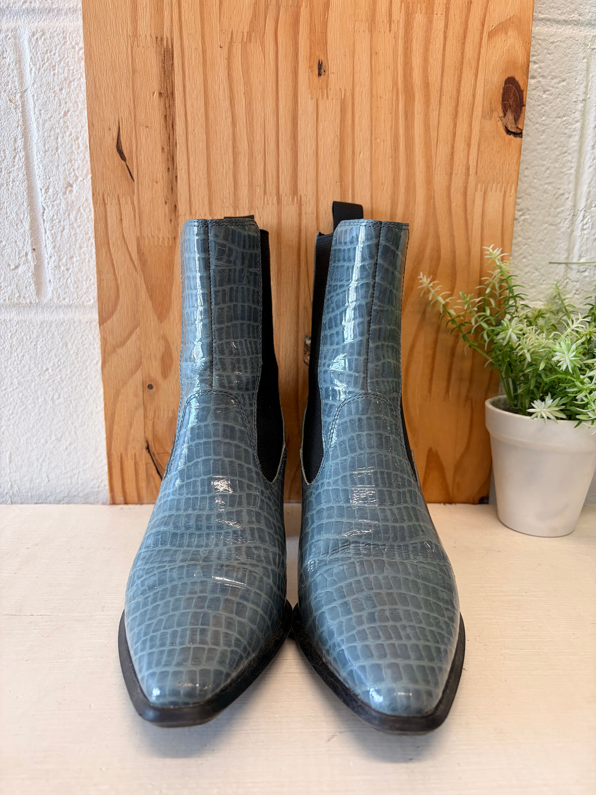 Vagabond Textured Blue Leather Boots : EU 38