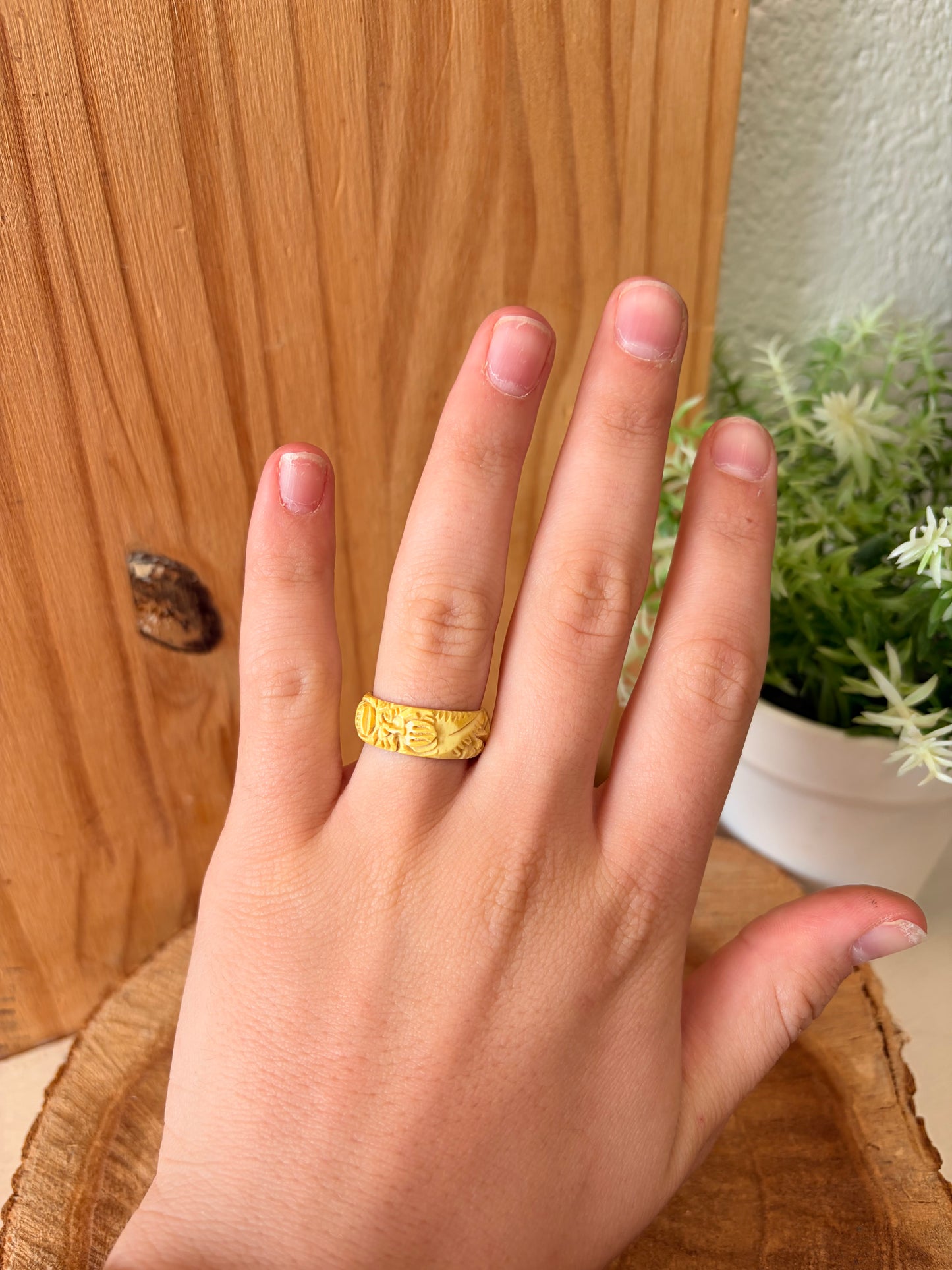 Vtg Carved Ring : Size 6.5