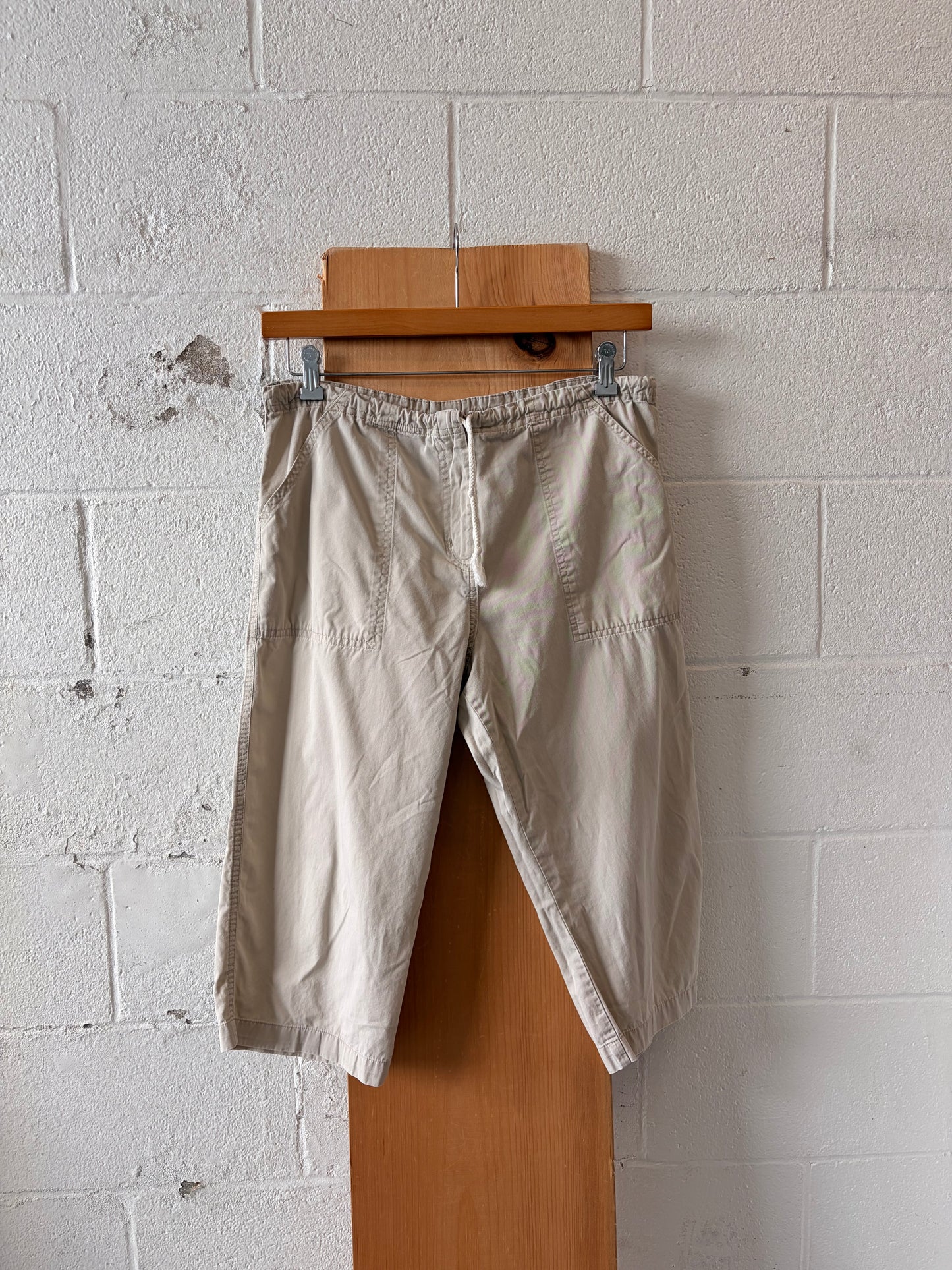 Khaki Bill Blass Capris : M