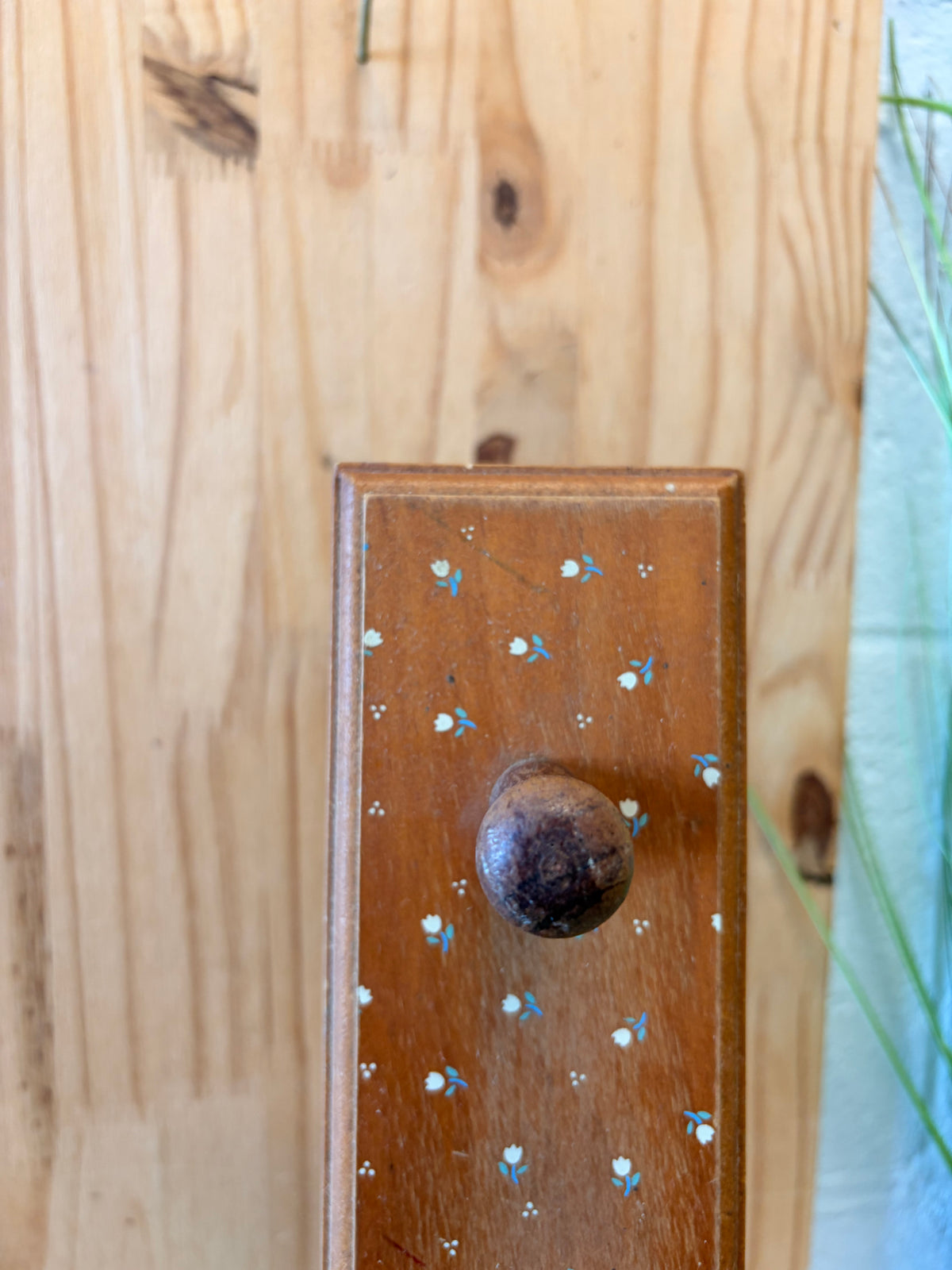 Dainty Floral Wooden Wall Hooks (Local Pick Up Only - As Is)