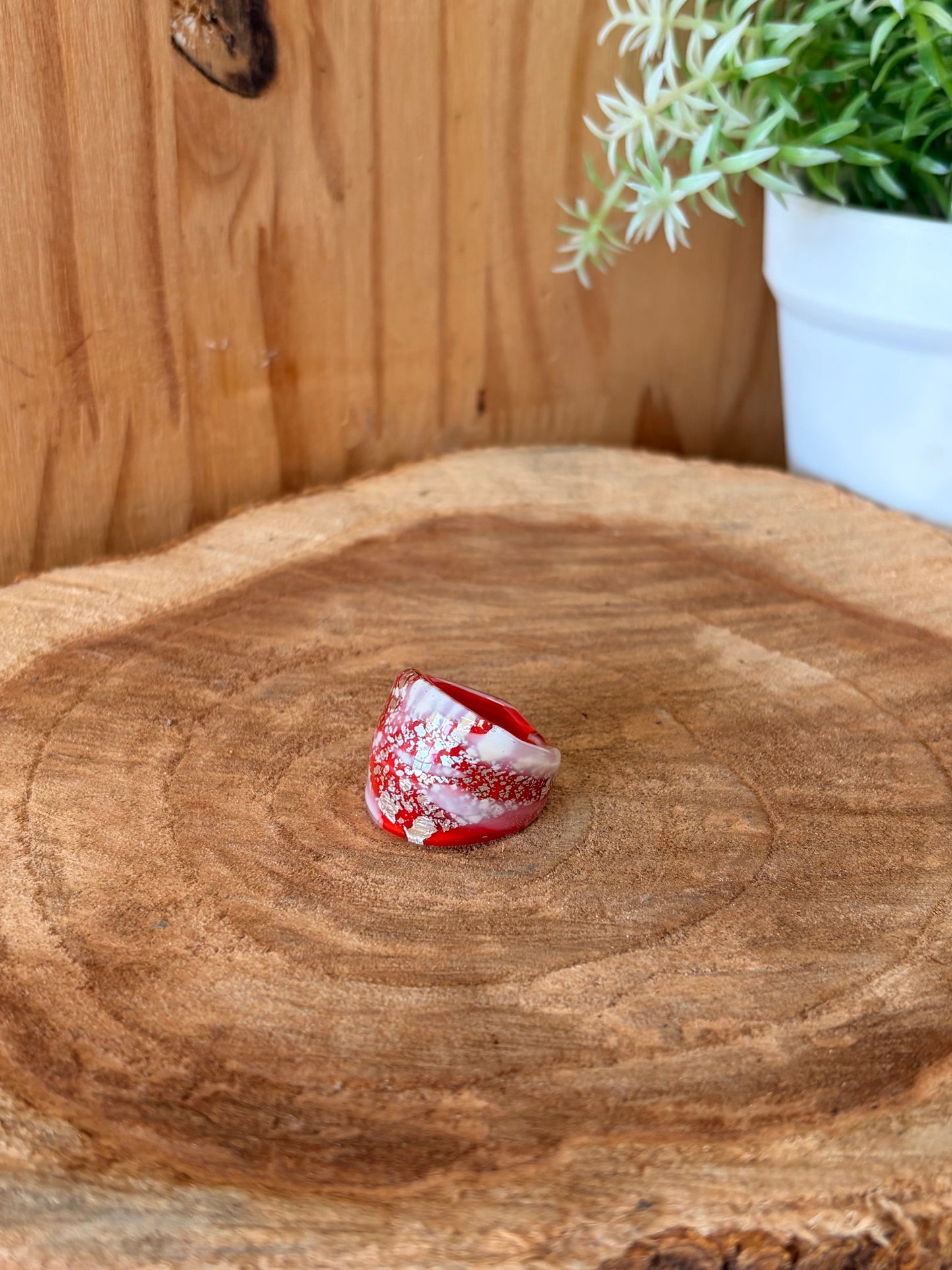 Red & Silver Flaked Glass Ring : Size 6