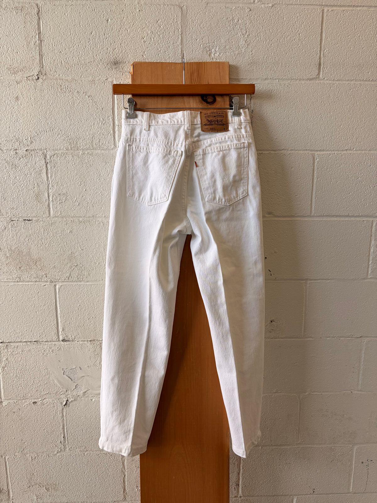 ‘98 White Orange Tab Levi’s : 10 Med