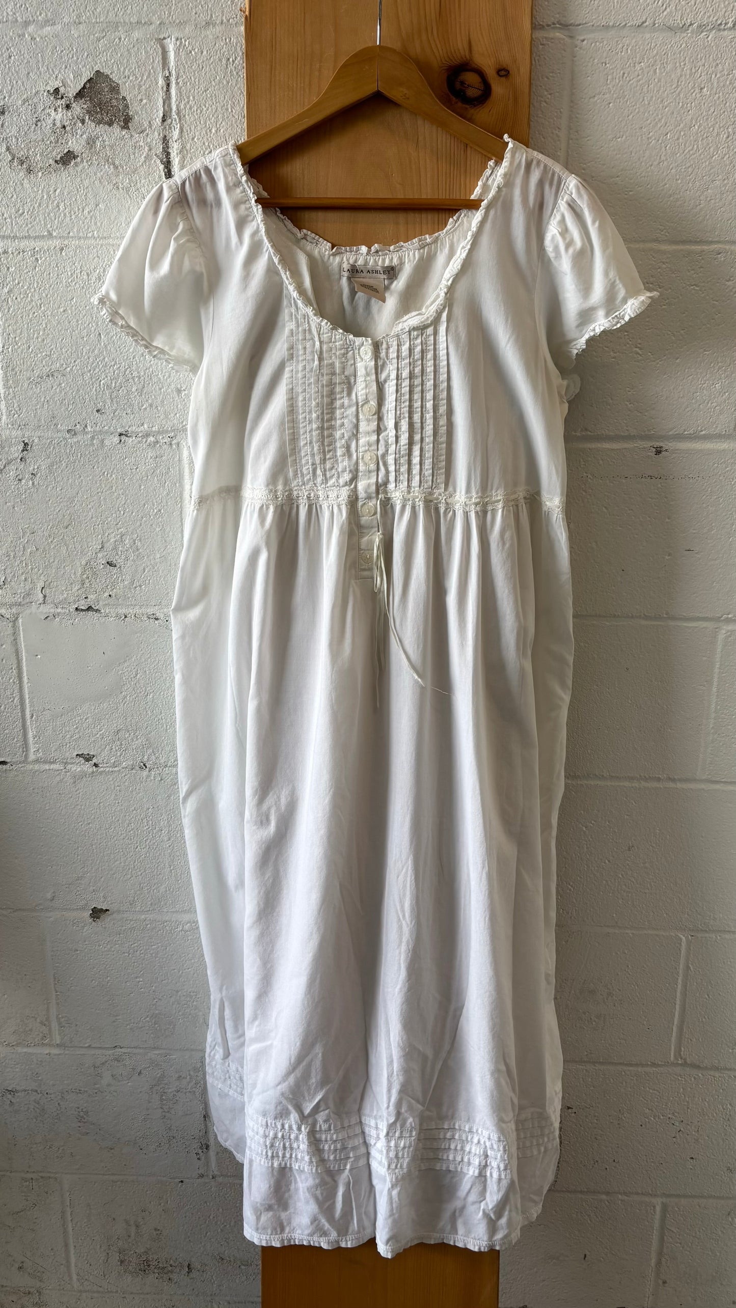 White Nightgown : M