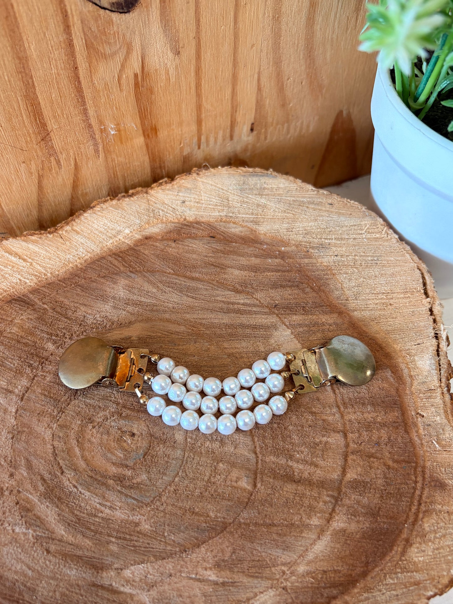 Pearl Detailed Sweater Clip