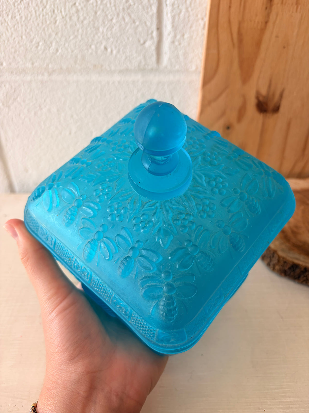 Vtg Indiana Glass Tiara Frosted Blue Etched Bee Box (Local Pick Up Only)