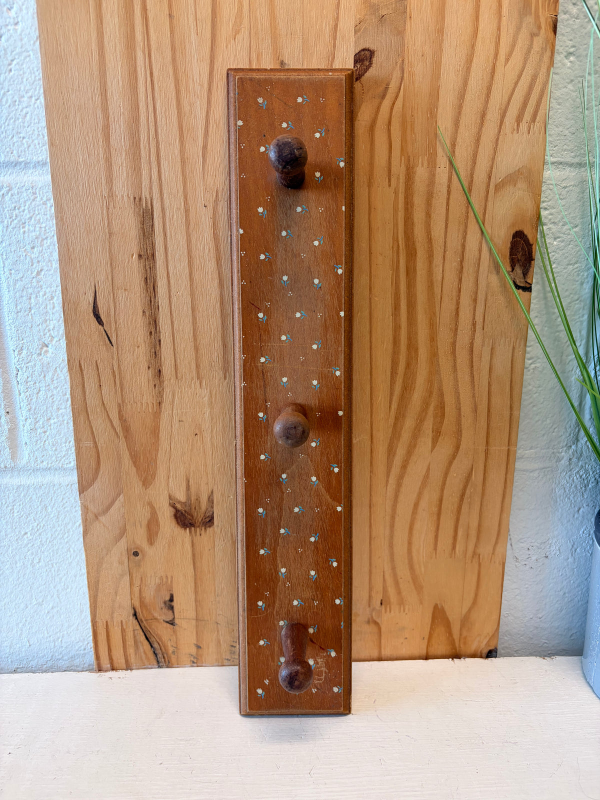 Dainty Floral Wooden Wall Hooks (Local Pick Up Only - As Is)