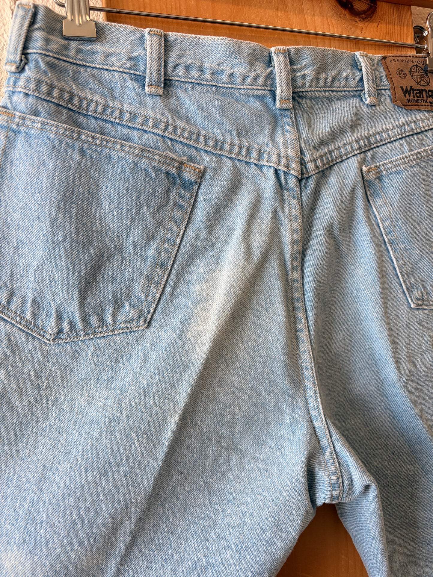 Light Wash Wrangler Shorts : 34 (As Is)