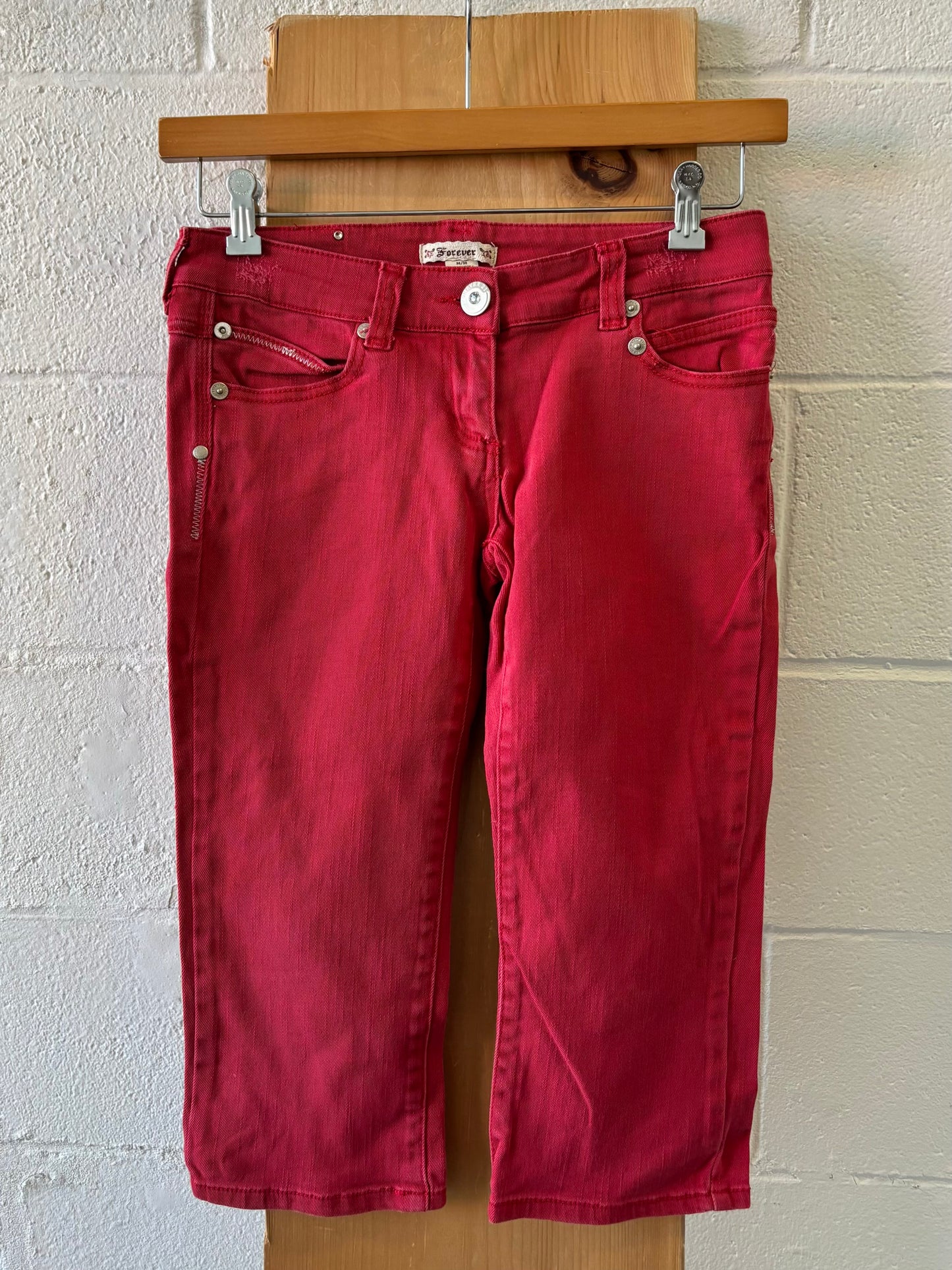 Red Low-Rise Capris : M