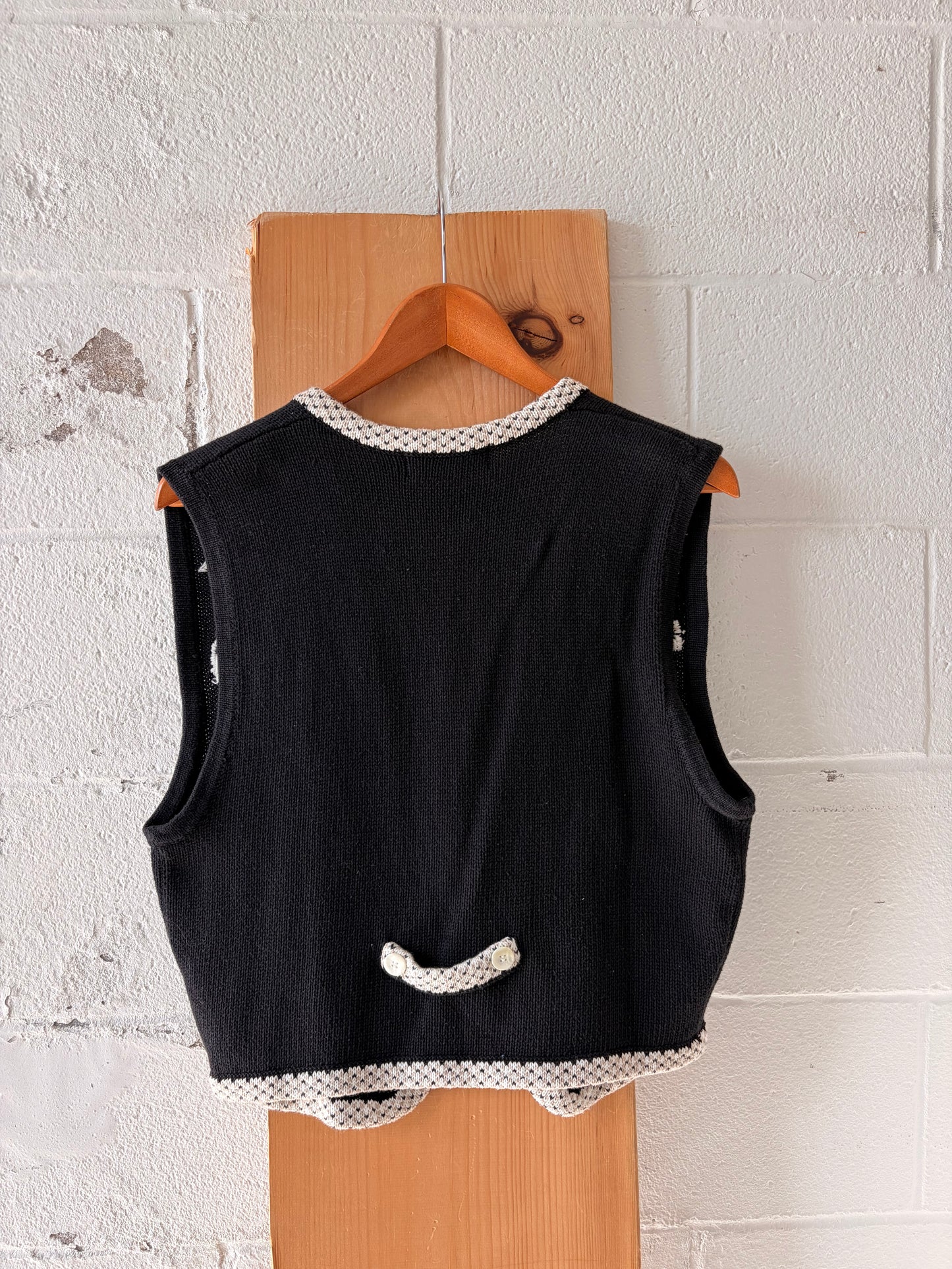 Black & White Floral Embroidered Sweater Vest : M