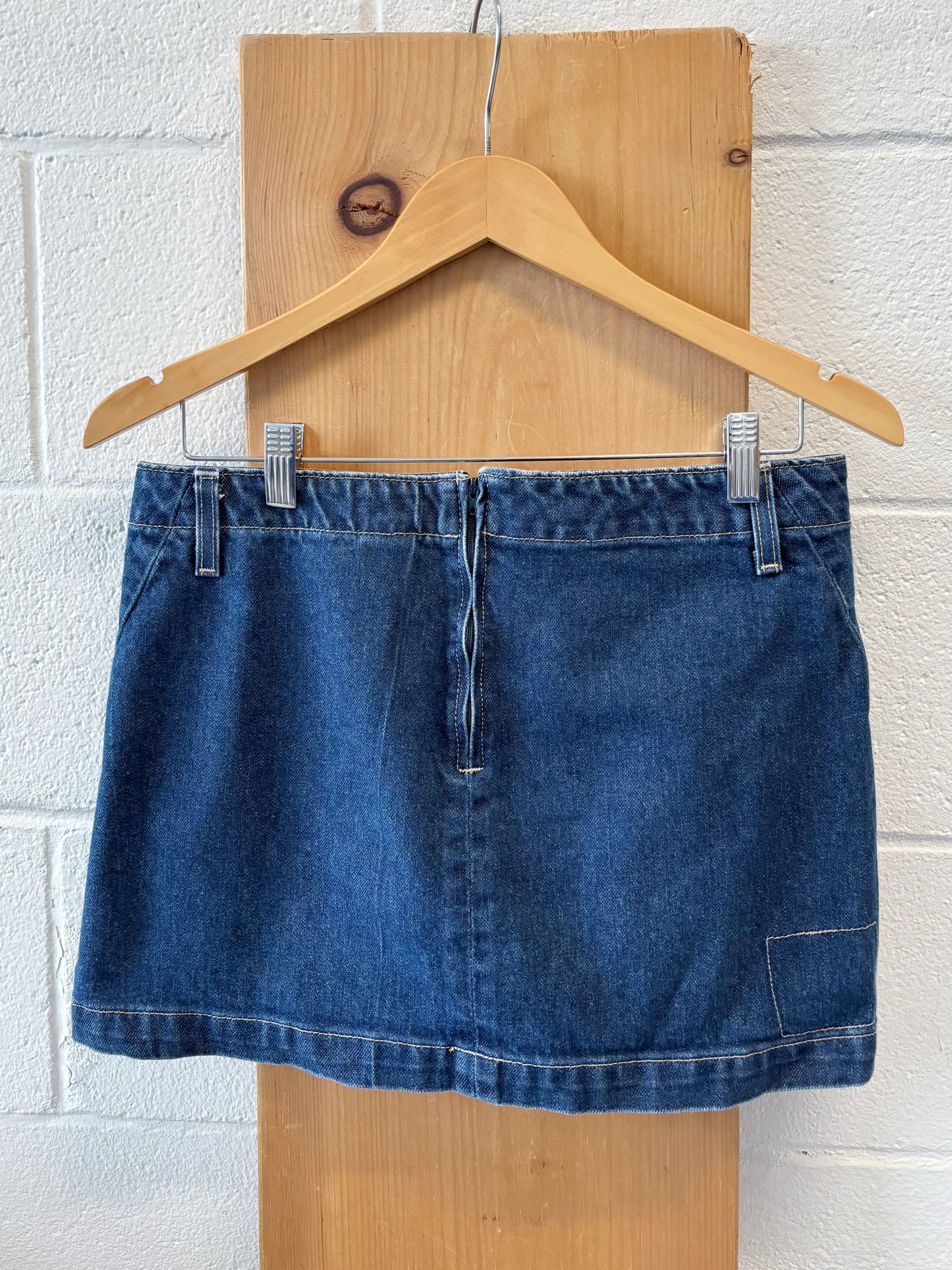 ‘01 Levi’s Denim Skirt : M