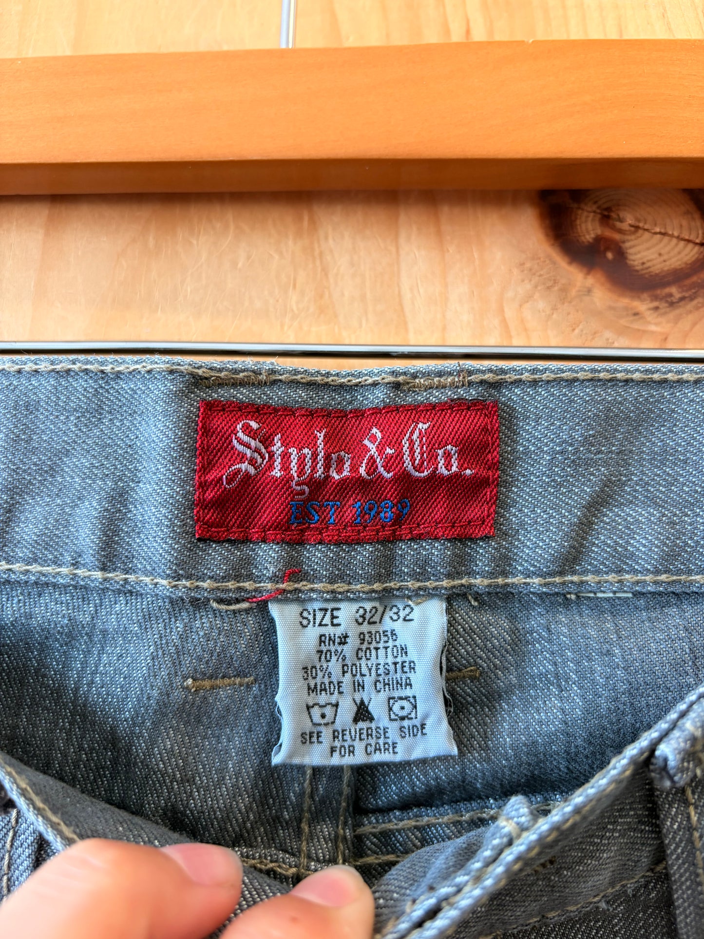 Gray Straight Leg Jeans : 32/32