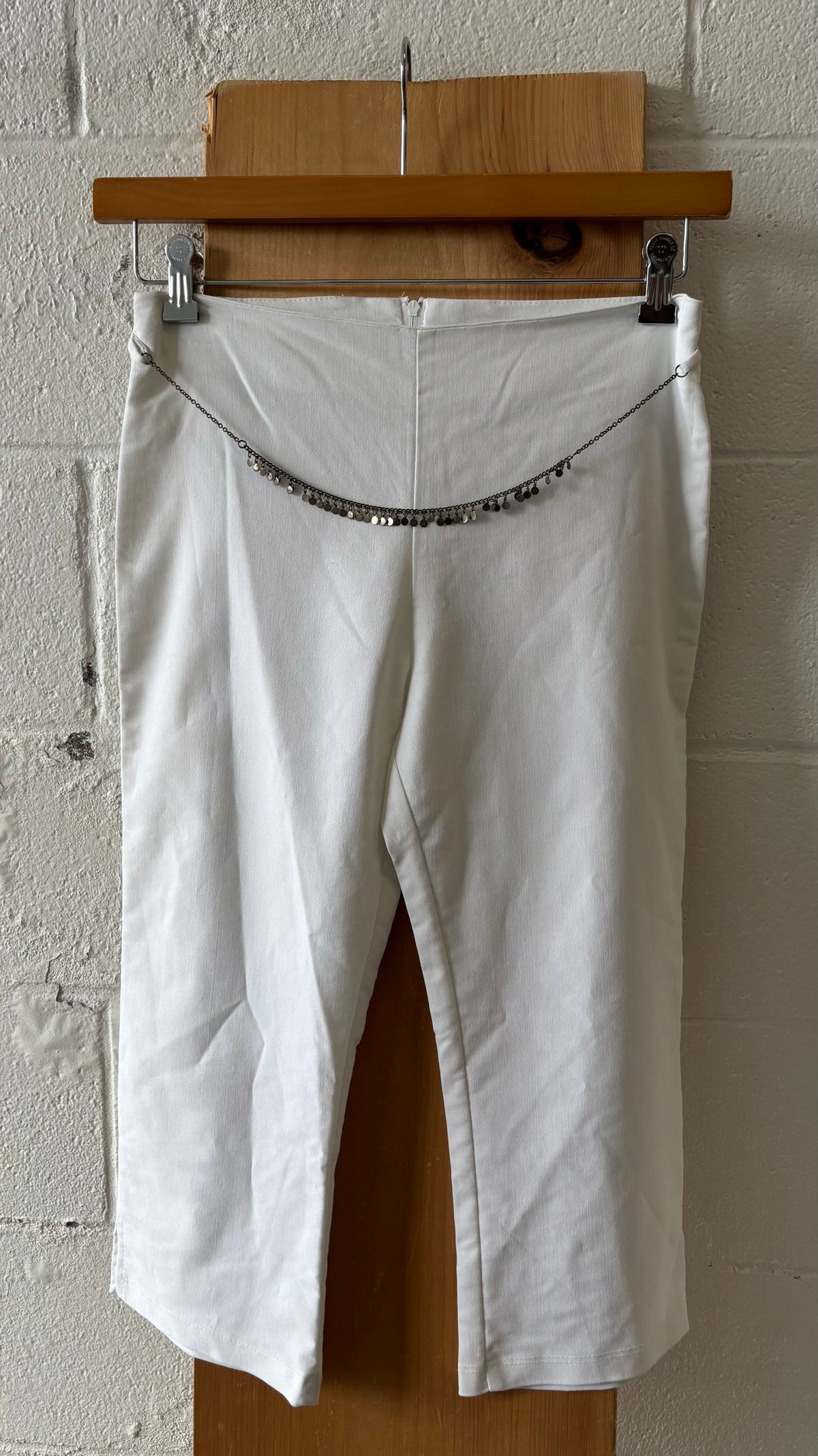 Vtg White Capris W/Chain Detail : M