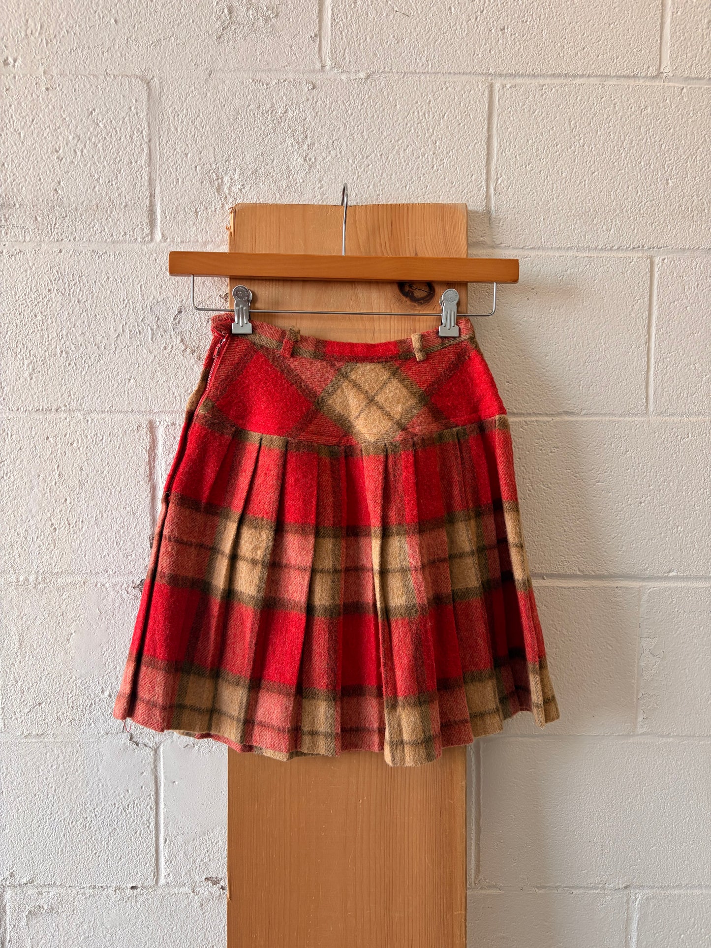 Vtg Plaid Skirt : 25”W