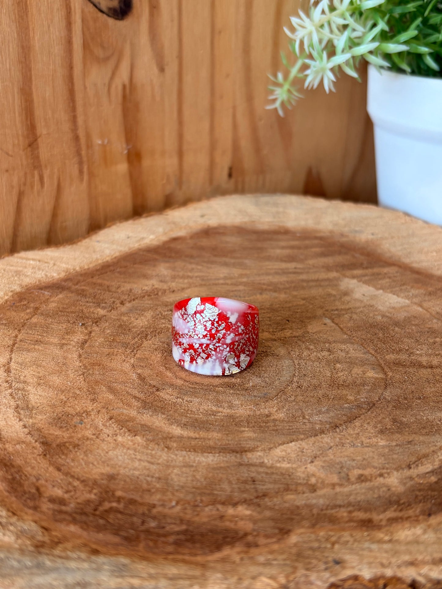 Red & Silver Flaked Glass Ring : Size 6