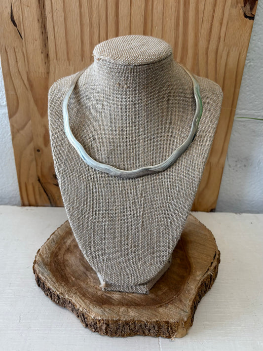 Silver Tone Wavy Collar Necklace