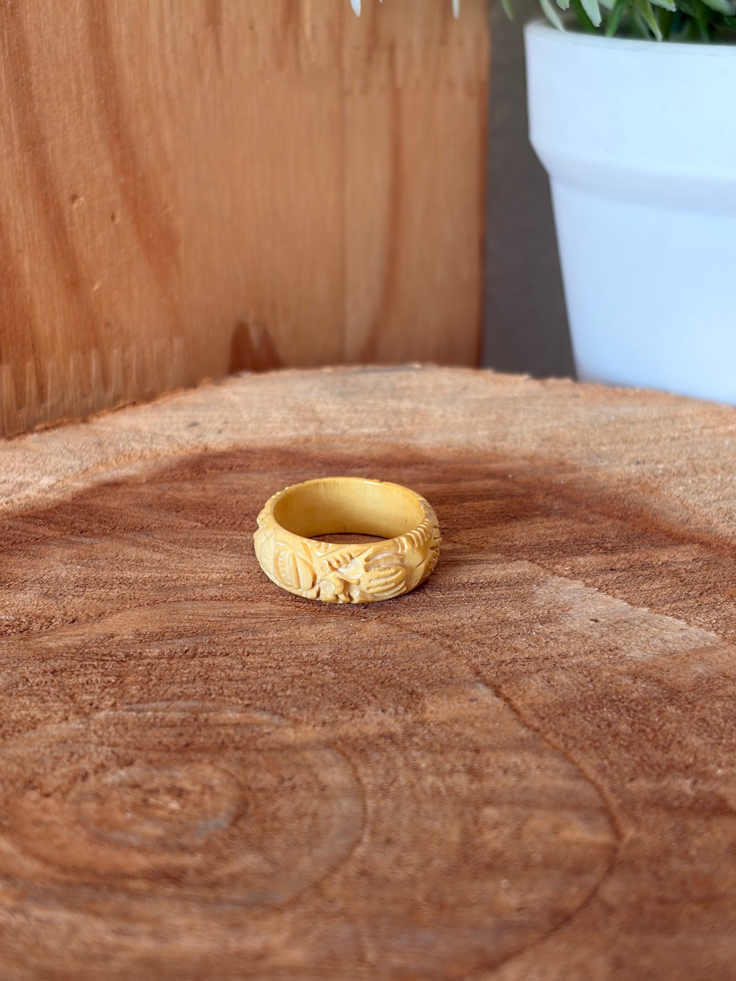 Vtg Carved Ring : Size 6.5