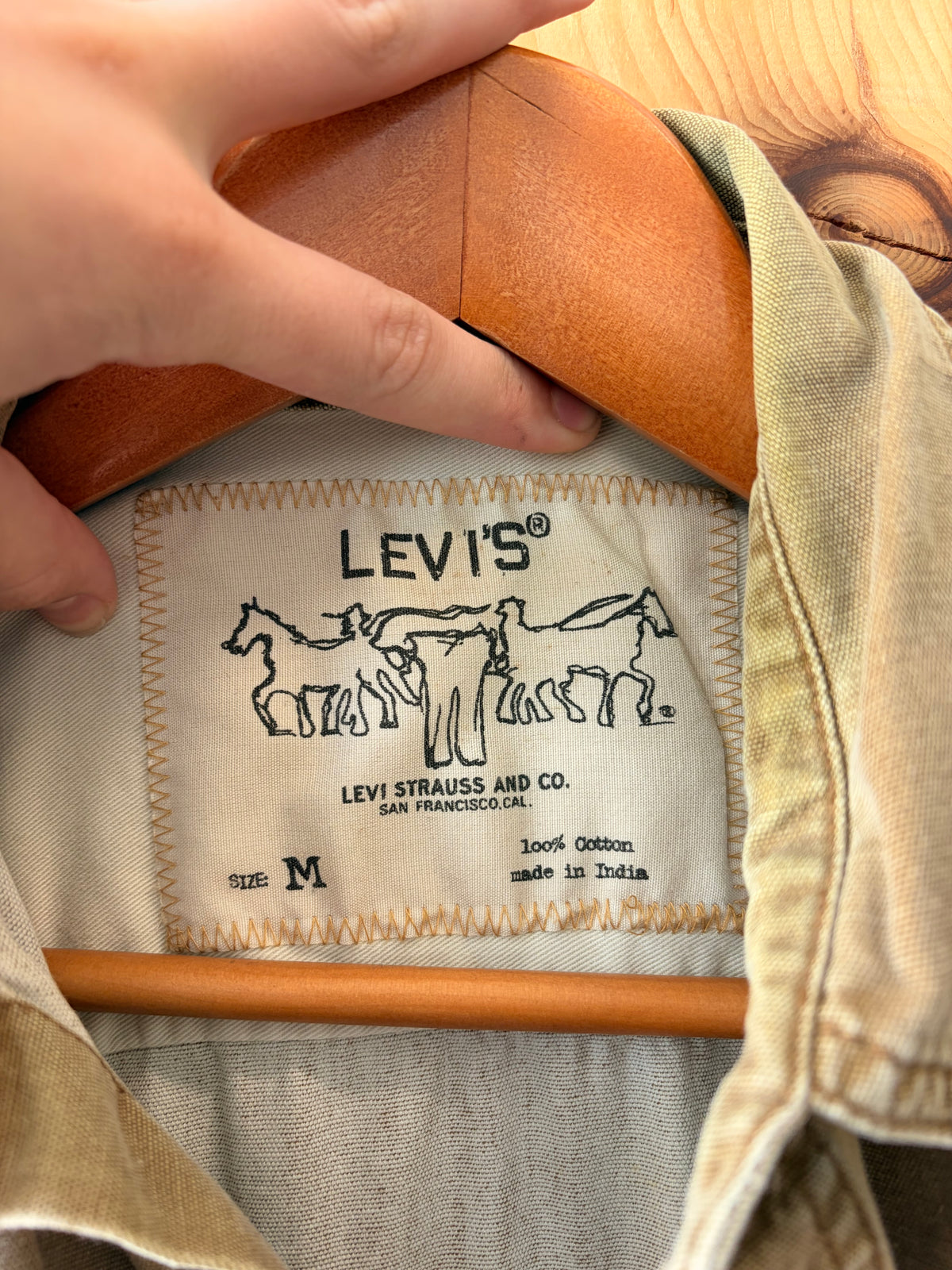 Levi’s Khaki Button Down : M