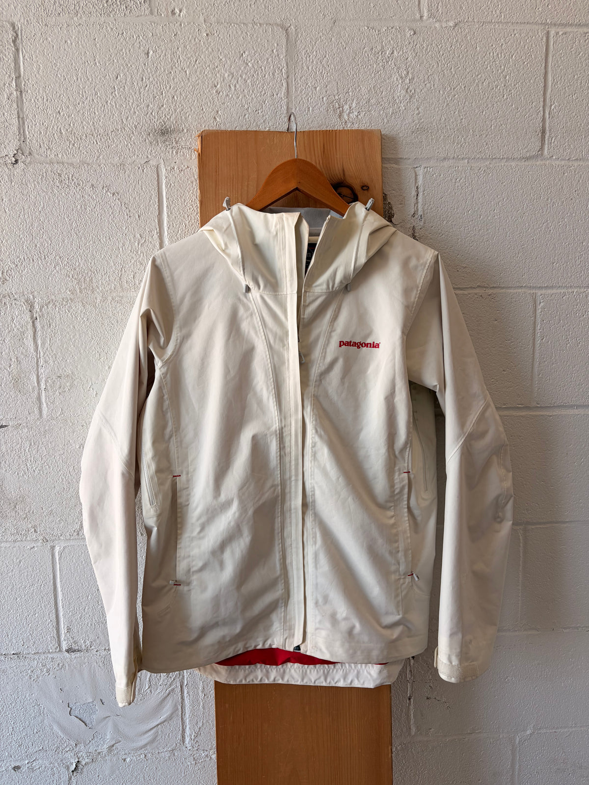 White Patagonia Rain Jacket : M