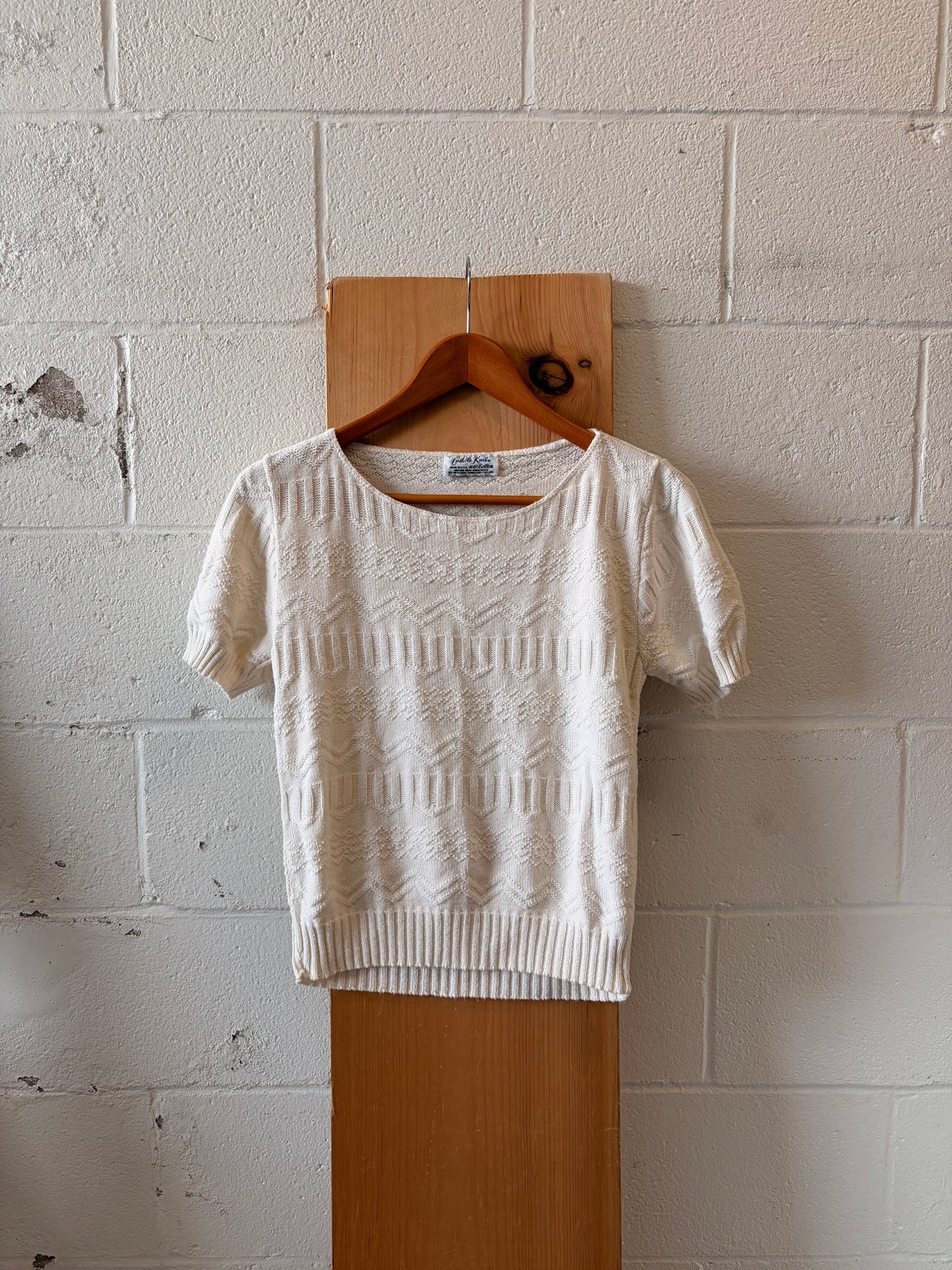 Short Sleeve Textured Cream Sweater : M