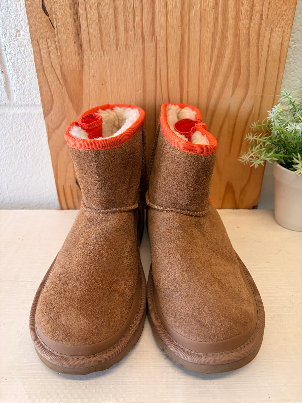 Orange Zipper Mini Uggs : Size 6